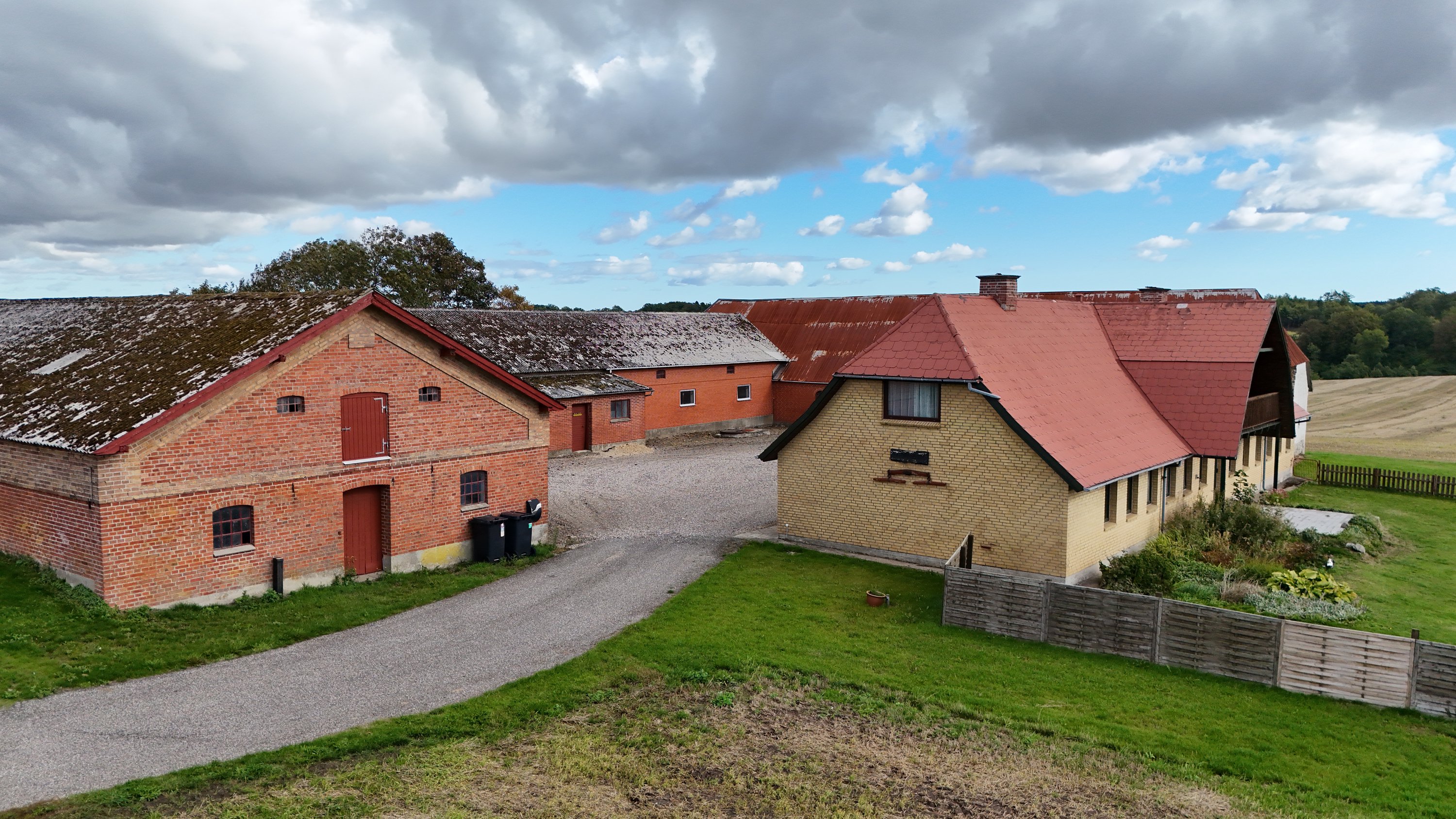 Fremhævet drone billede i fuldskærmstilstand. Billede af Hedegårdsvej 4, Oue, 9500 Hobro