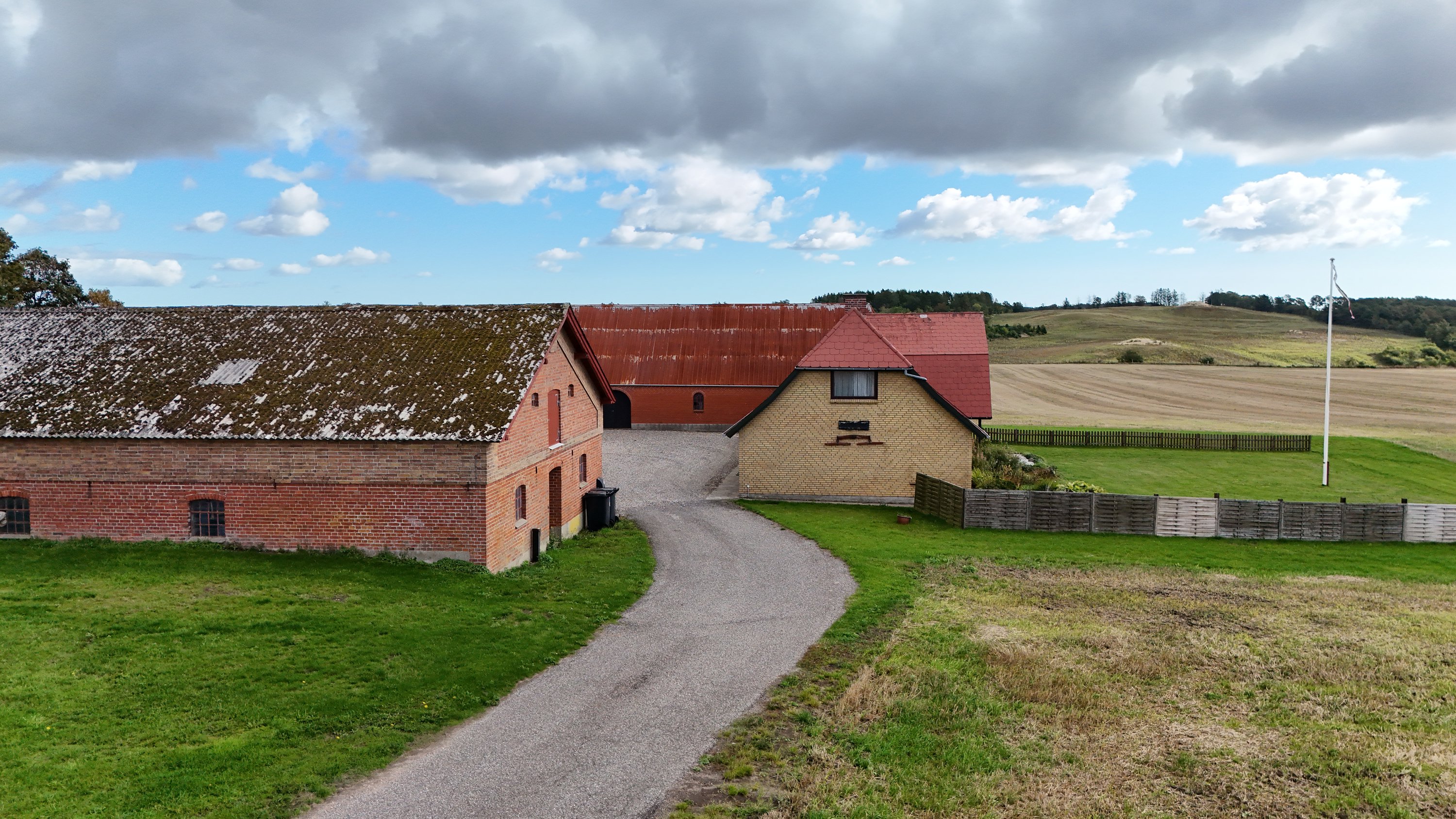 Fremhævet drone billede i fuldskærmstilstand. Billede af Hedegårdsvej 4, Oue, 9500 Hobro