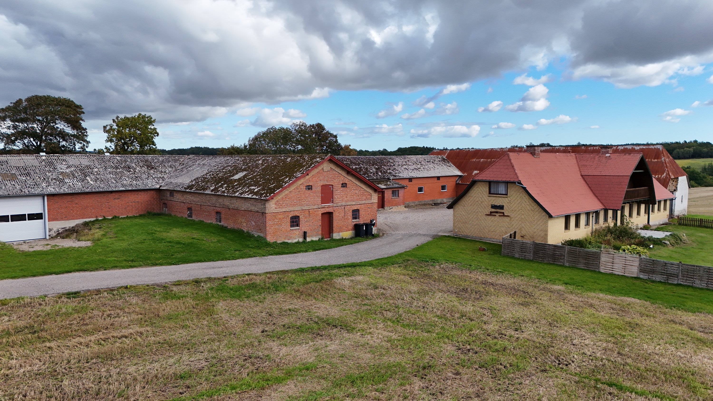 Fremhævet drone billede i fuldskærmstilstand. Billede af Hedegårdsvej 4, Oue, 9500 Hobro