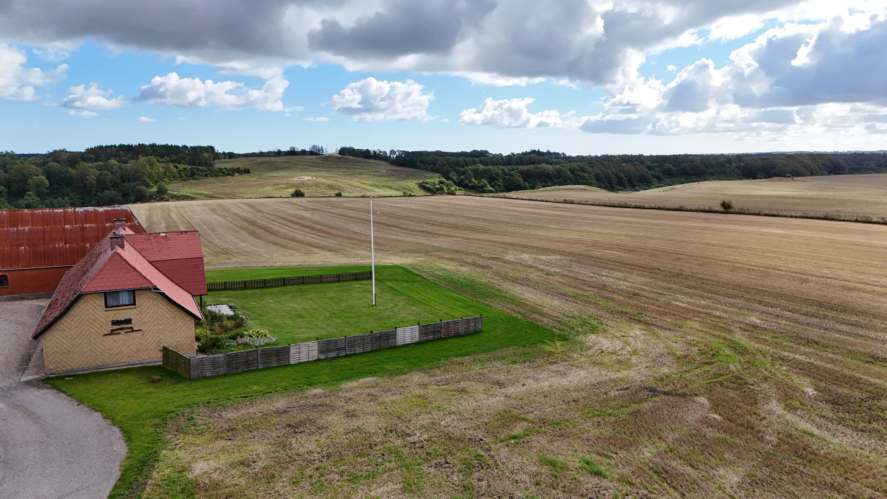 Fremhævet drone billede i fuldskærmstilstand. Billede af Hedegårdsvej 4, Oue, 9500 Hobro
