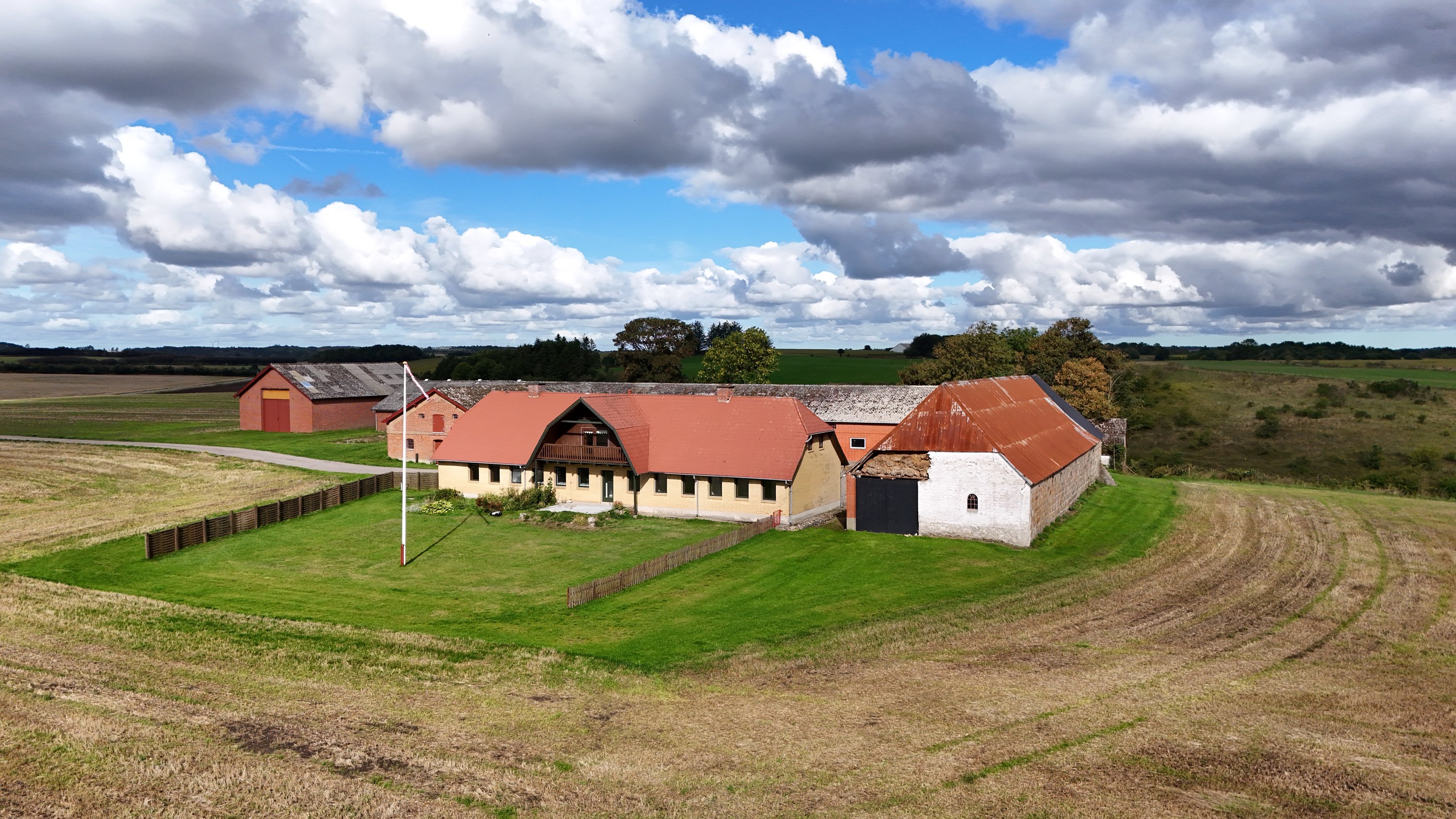 Fremhævet drone billede i fuldskærmstilstand. Billede af Hedegårdsvej 4, Oue, 9500 Hobro