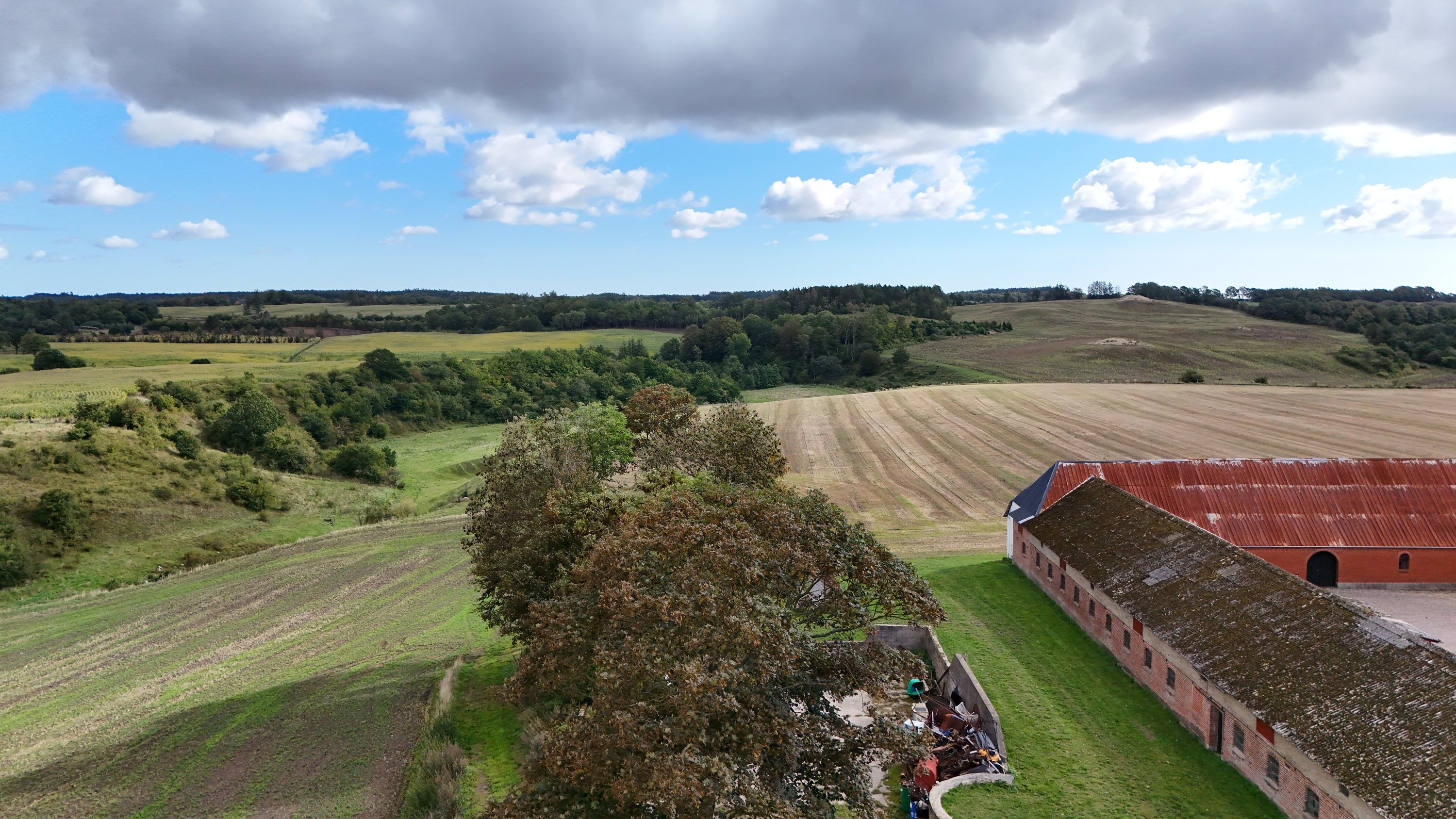 Fremhævet drone billede i fuldskærmstilstand. Billede af Hedegårdsvej 4, Oue, 9500 Hobro