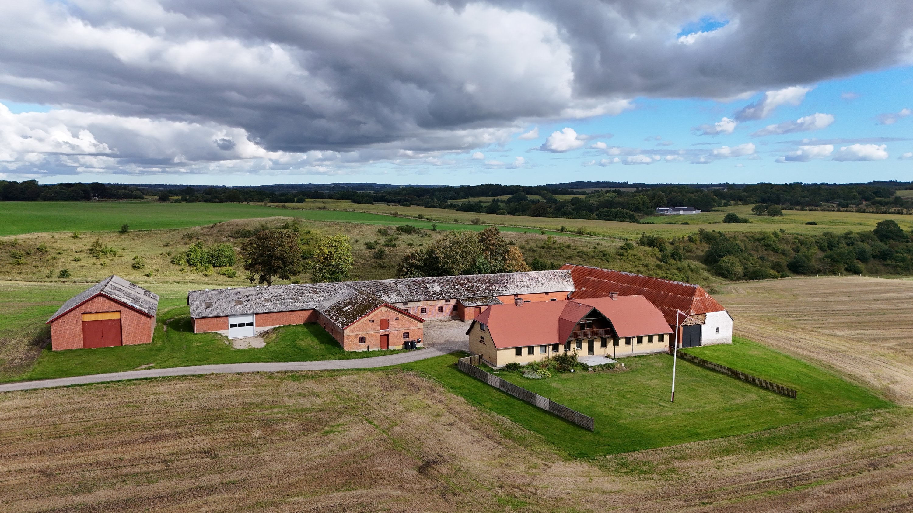 Fremhævet drone billede i fuldskærmstilstand. Billede af Hedegårdsvej 4, Oue, 9500 Hobro