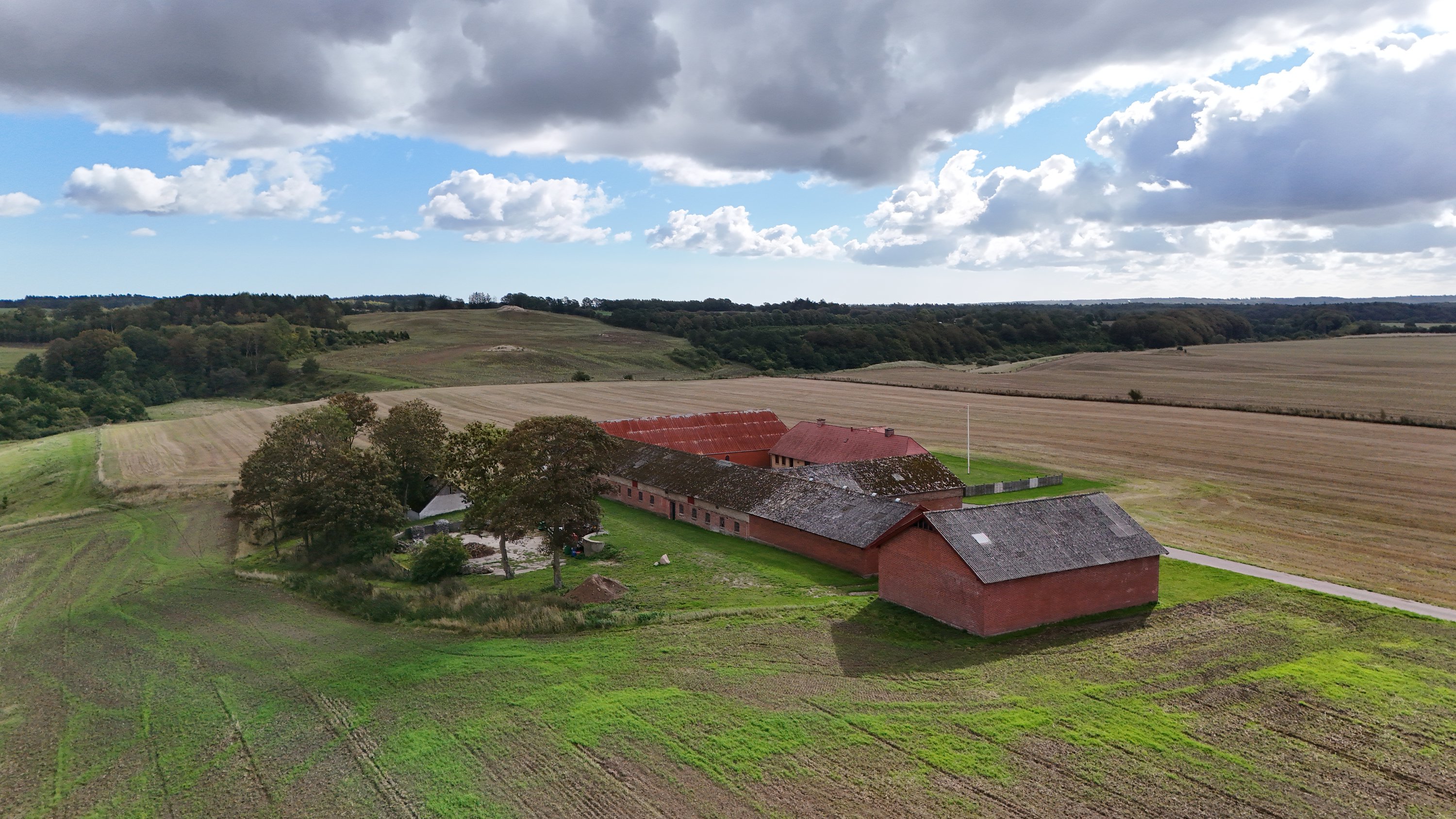 Fremhævet drone billede i fuldskærmstilstand. Billede af Hedegårdsvej 4, Oue, 9500 Hobro