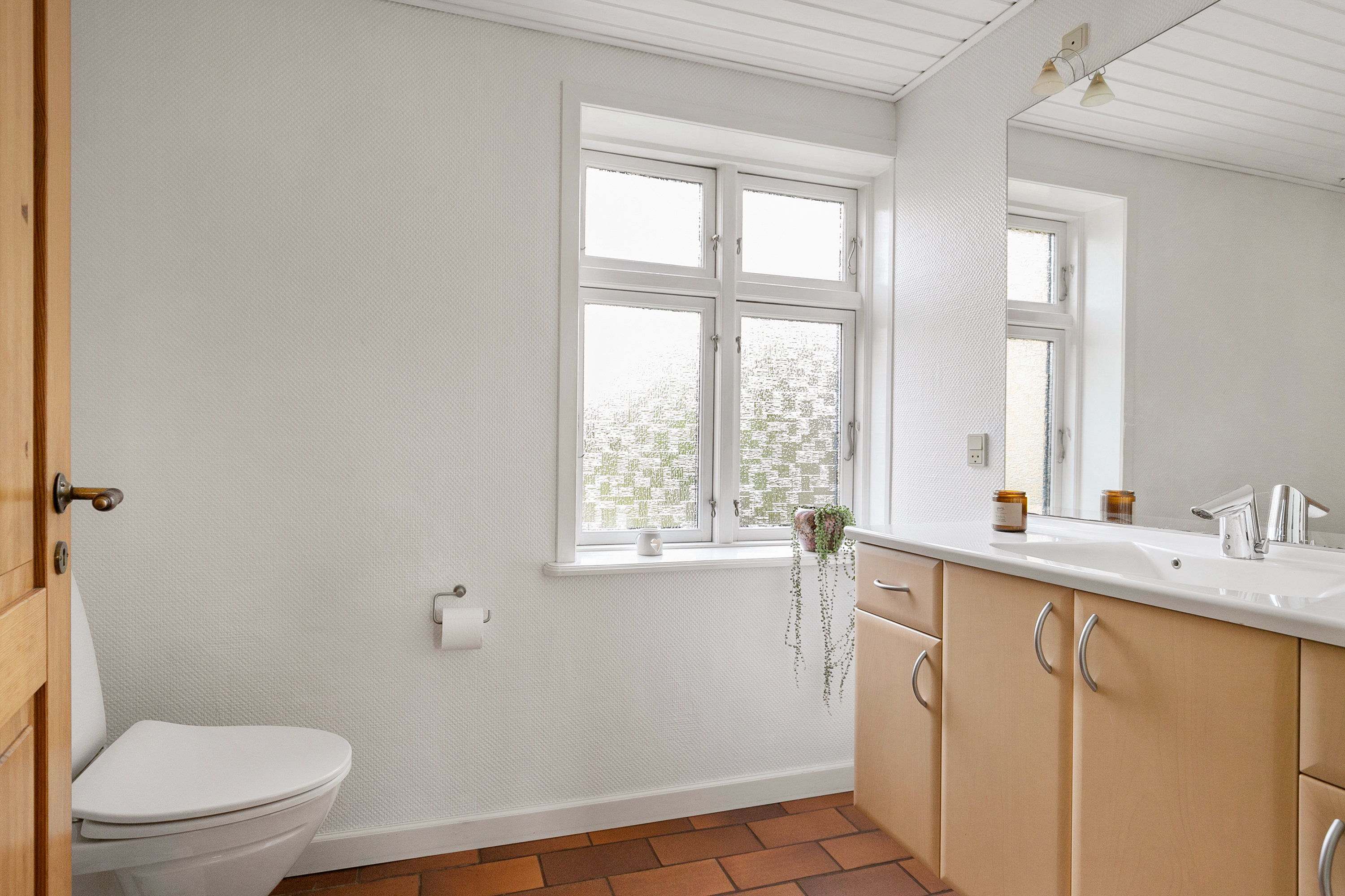 Fremhævet toilet billede i fuldskærmstilstand. Billede af Gammel Rønnebjergvej 4, Poulstrup, 9760 Vrå