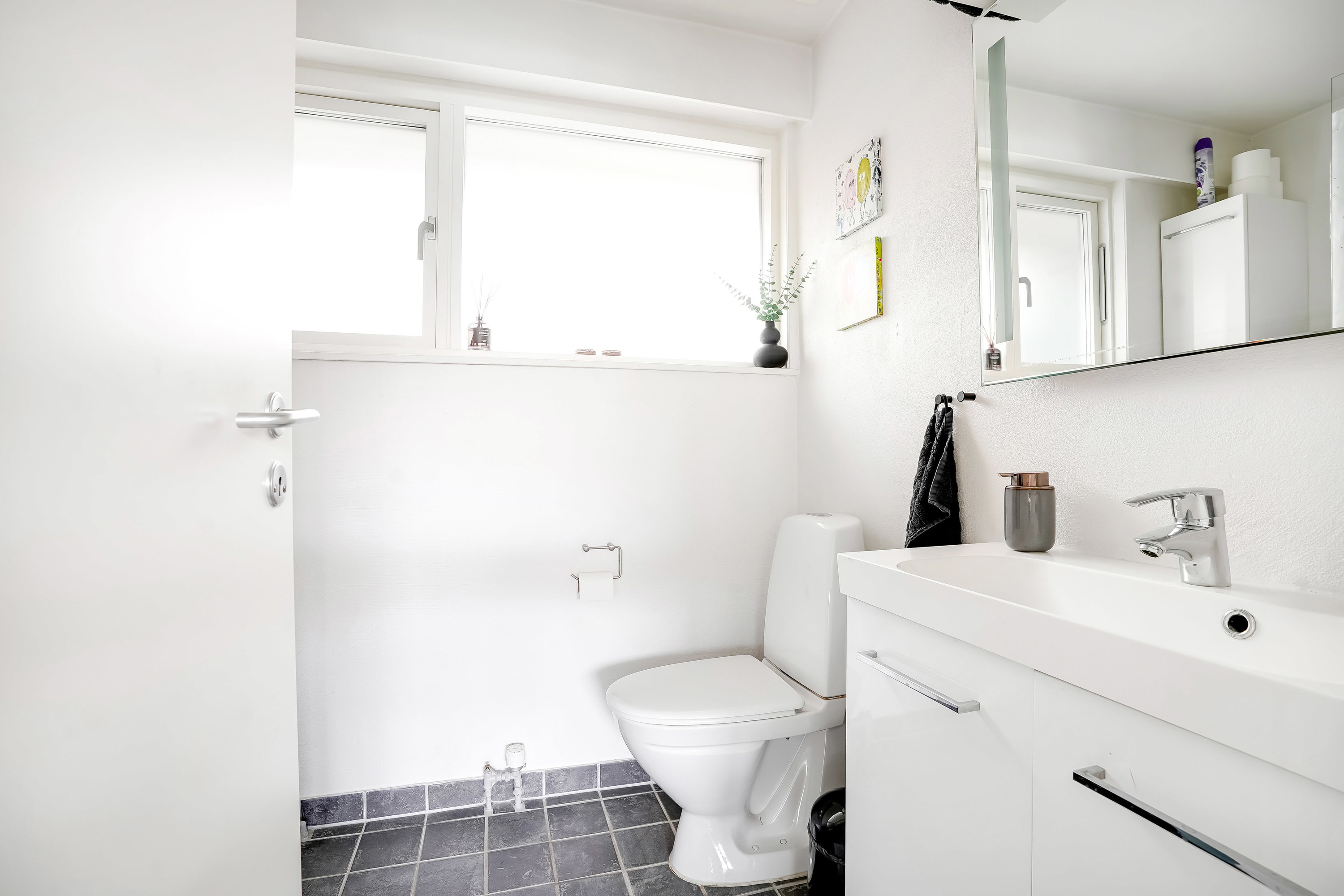 Fremhævet toilet billede i fuldskærmstilstand. Billede af Tobaksvænget 10, 5500 Middelfart