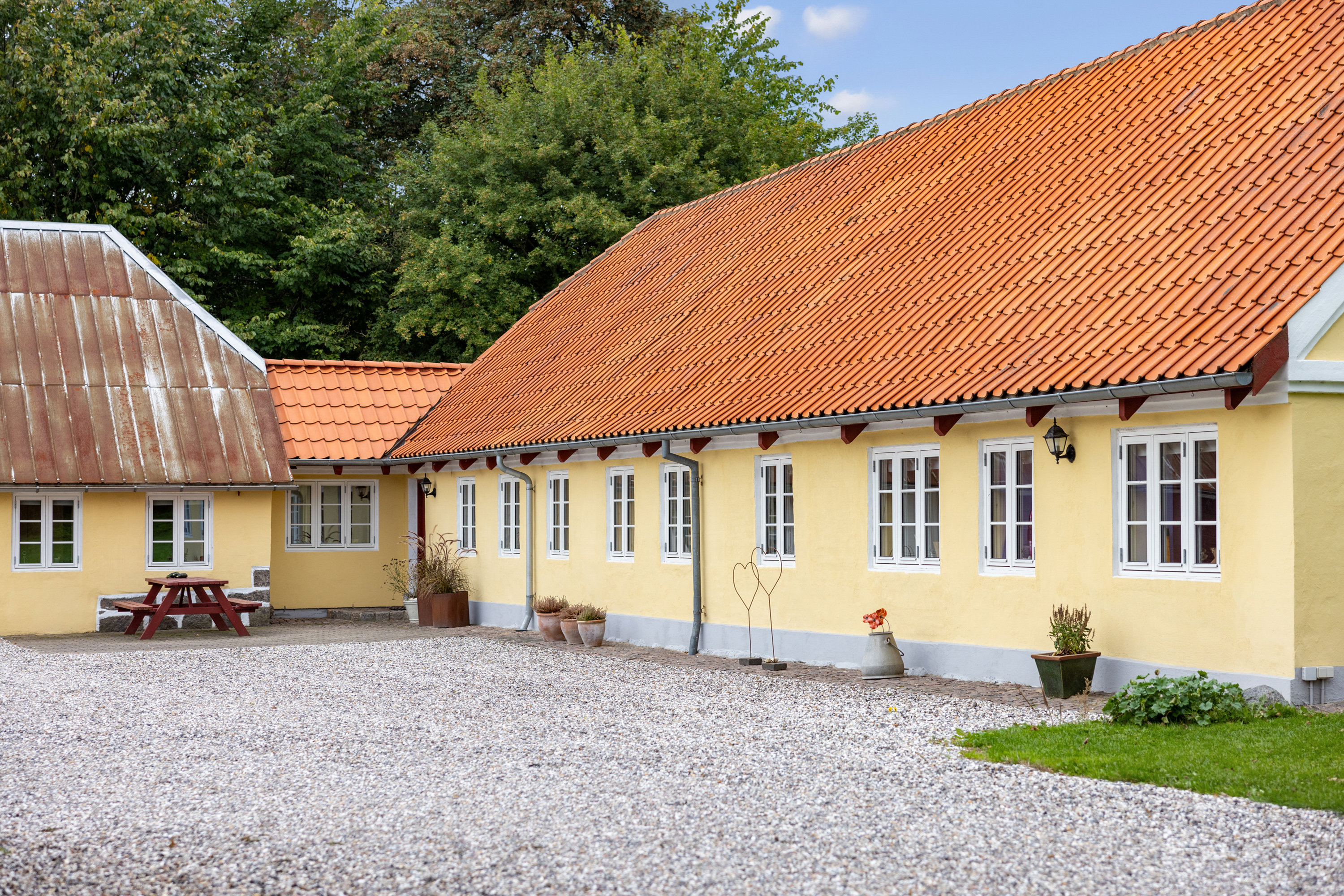 Fremhævet facade billede i fuldskærmstilstand. Billede af Bouetvej 10, Øksenhede, 9300 Sæby