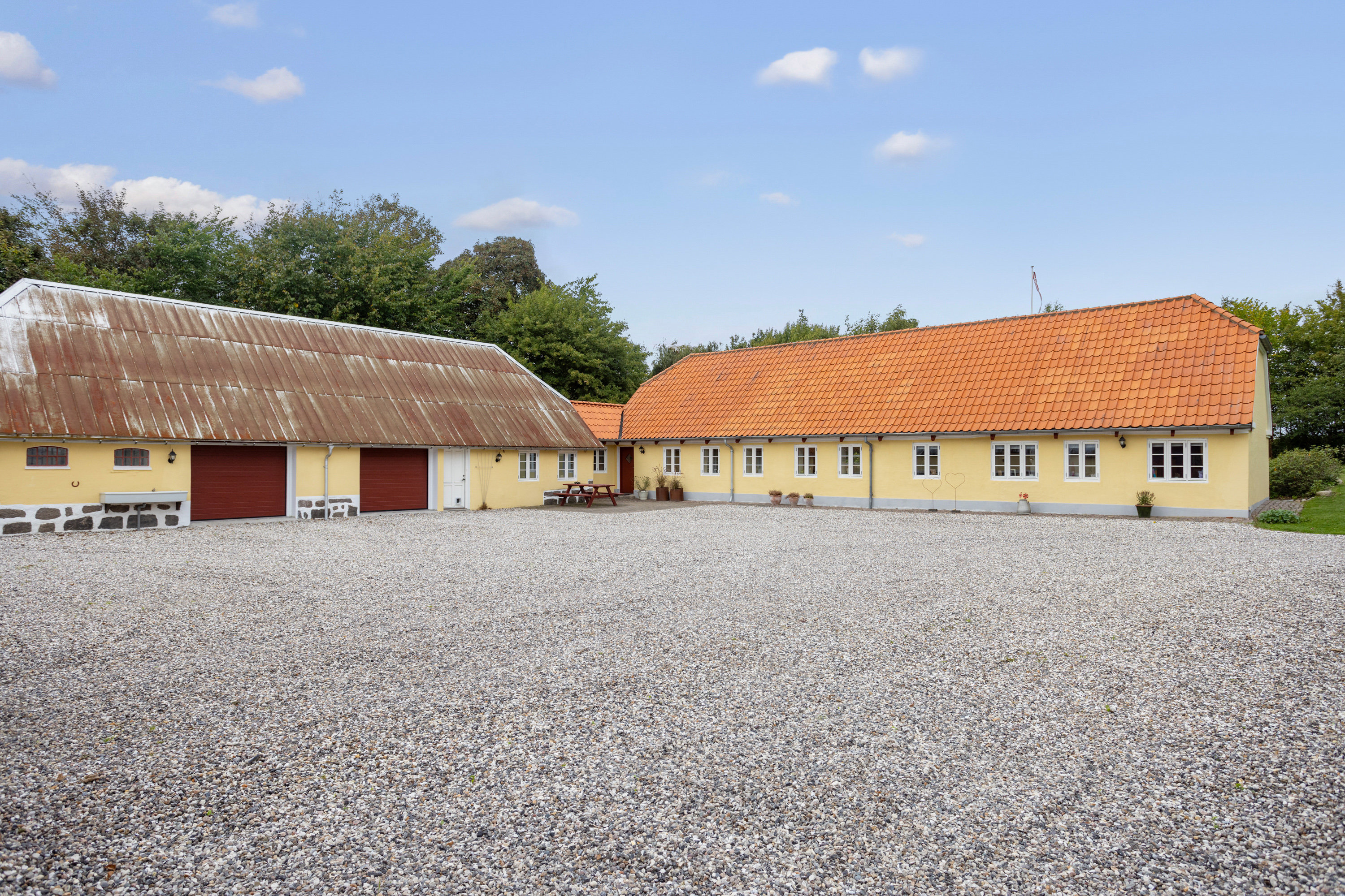 Fremhævet facade billede i fuldskærmstilstand. Billede af Bouetvej 10, Øksenhede, 9300 Sæby