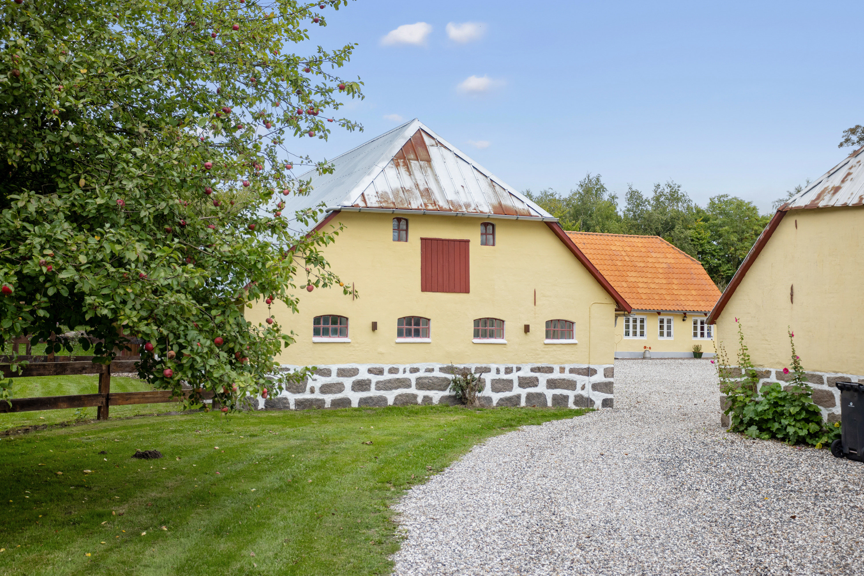 Fremhævet facade billede i fuldskærmstilstand. Billede af Bouetvej 10, Øksenhede, 9300 Sæby