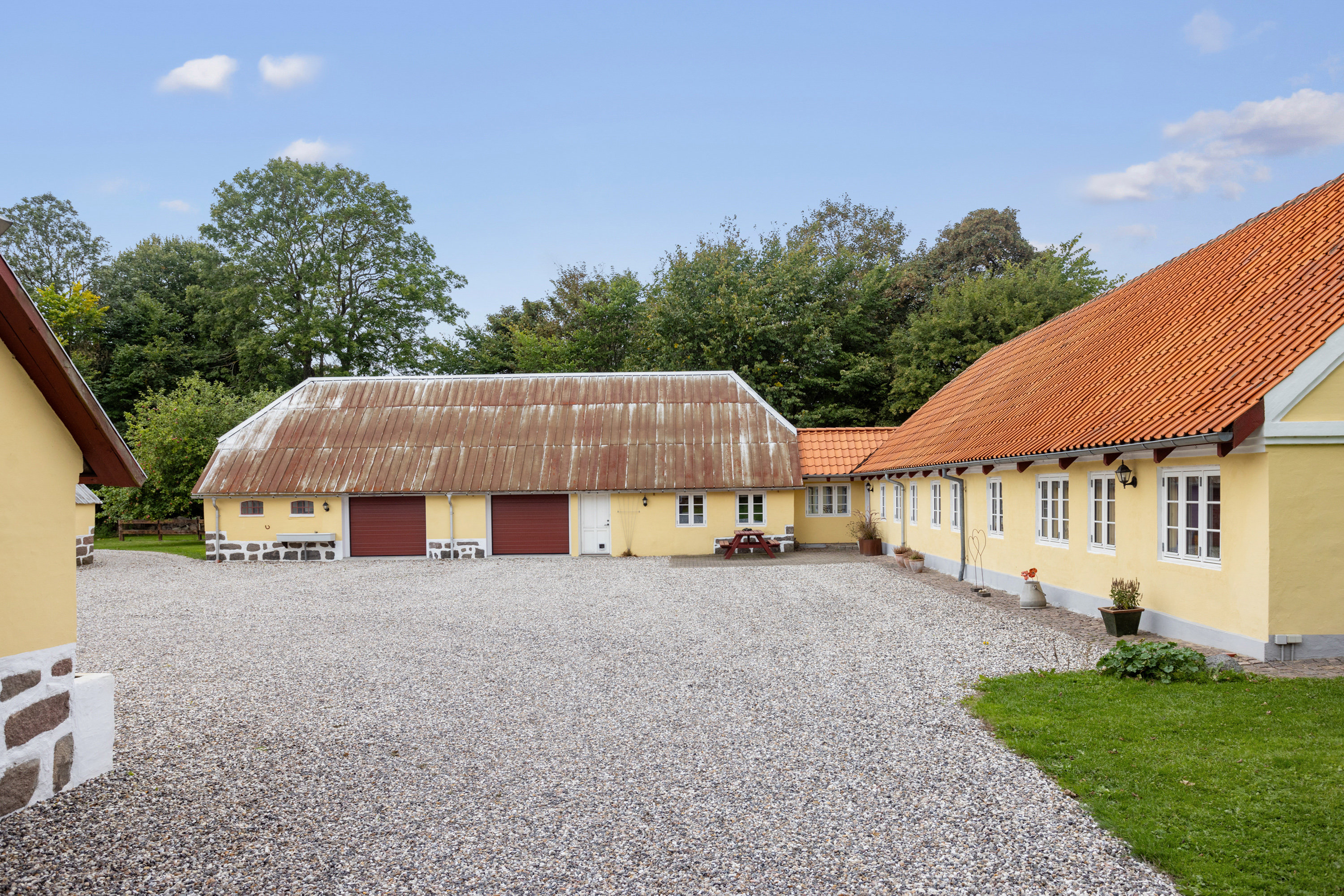 Fremhævet facade billede i fuldskærmstilstand. Billede af Bouetvej 10, Øksenhede, 9300 Sæby