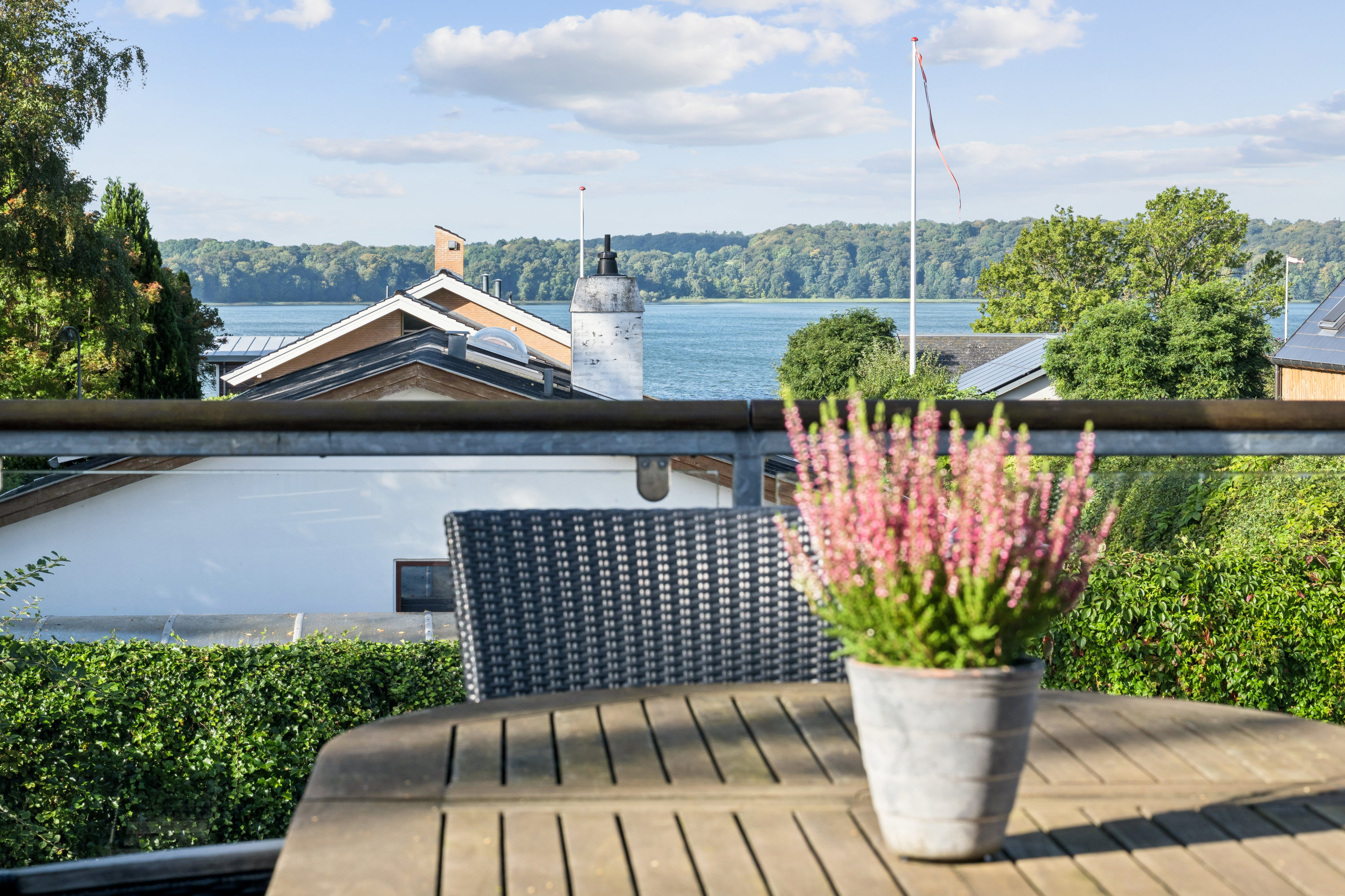 Fremhævet terrasse billede i fuldskærmstilstand. Billede af Furesøvej 51, 2830 Virum