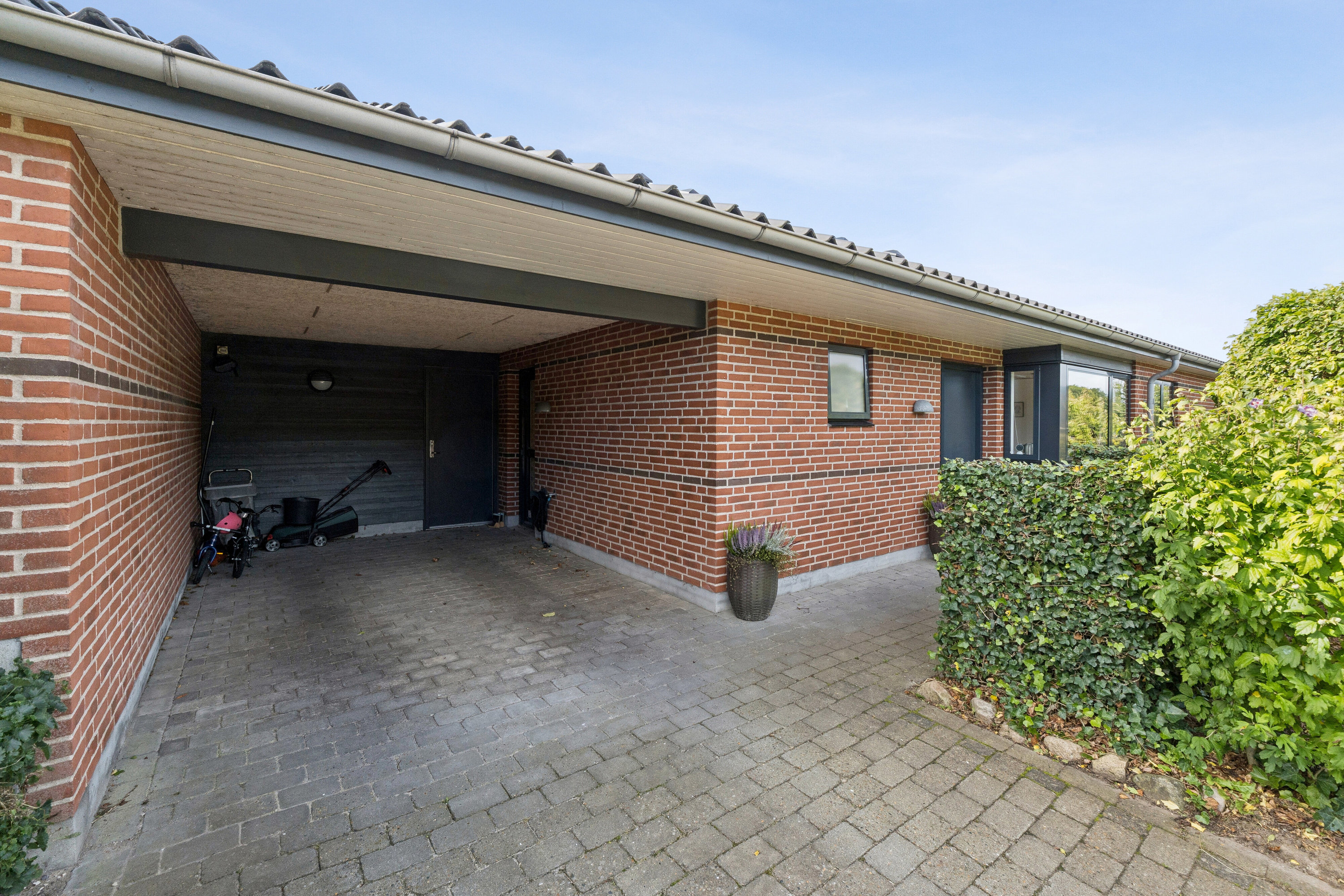 Fremhævet carport billede i fuldskærmstilstand. Billede af Nymarks Allé 131, 8320 Mårslet