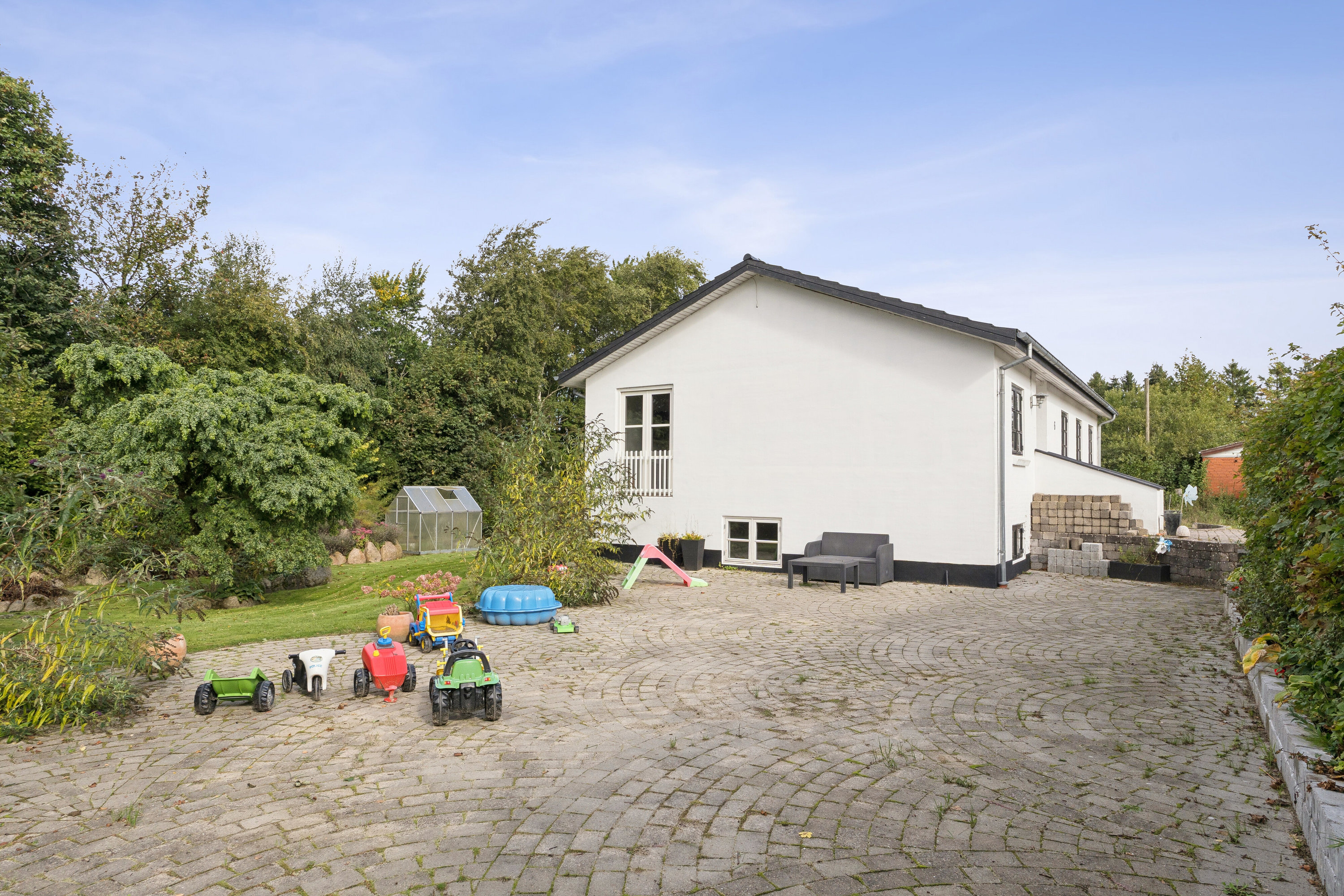 Fremhævet set fra vejen billede i fuldskærmstilstand. Billede af Silkeborgvej 6, 8653 Them