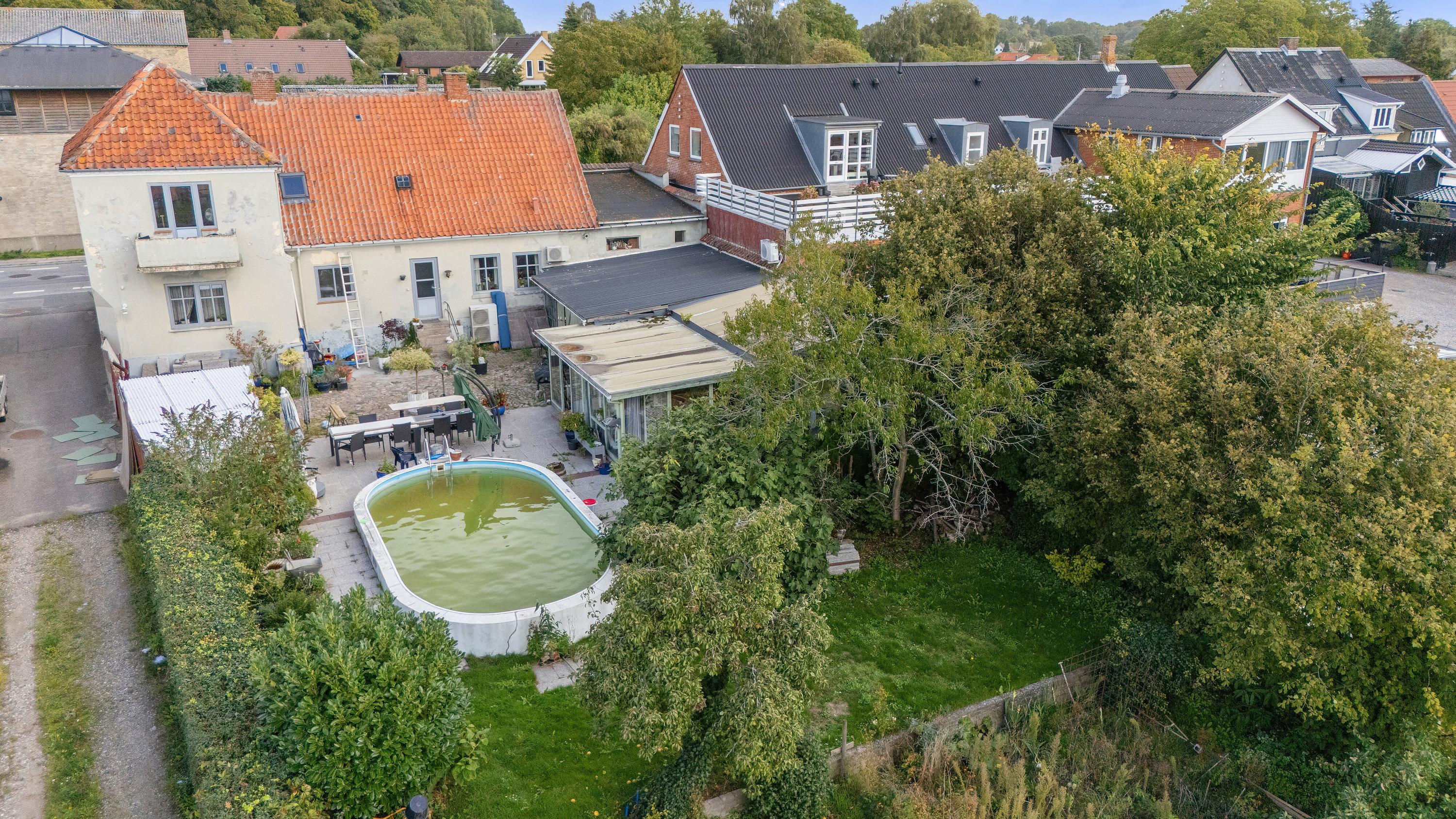 Fremhævet set fra haven billede i fuldskærmstilstand. Billede af Nyraad Hovedgade 64, 4760 Vordingborg