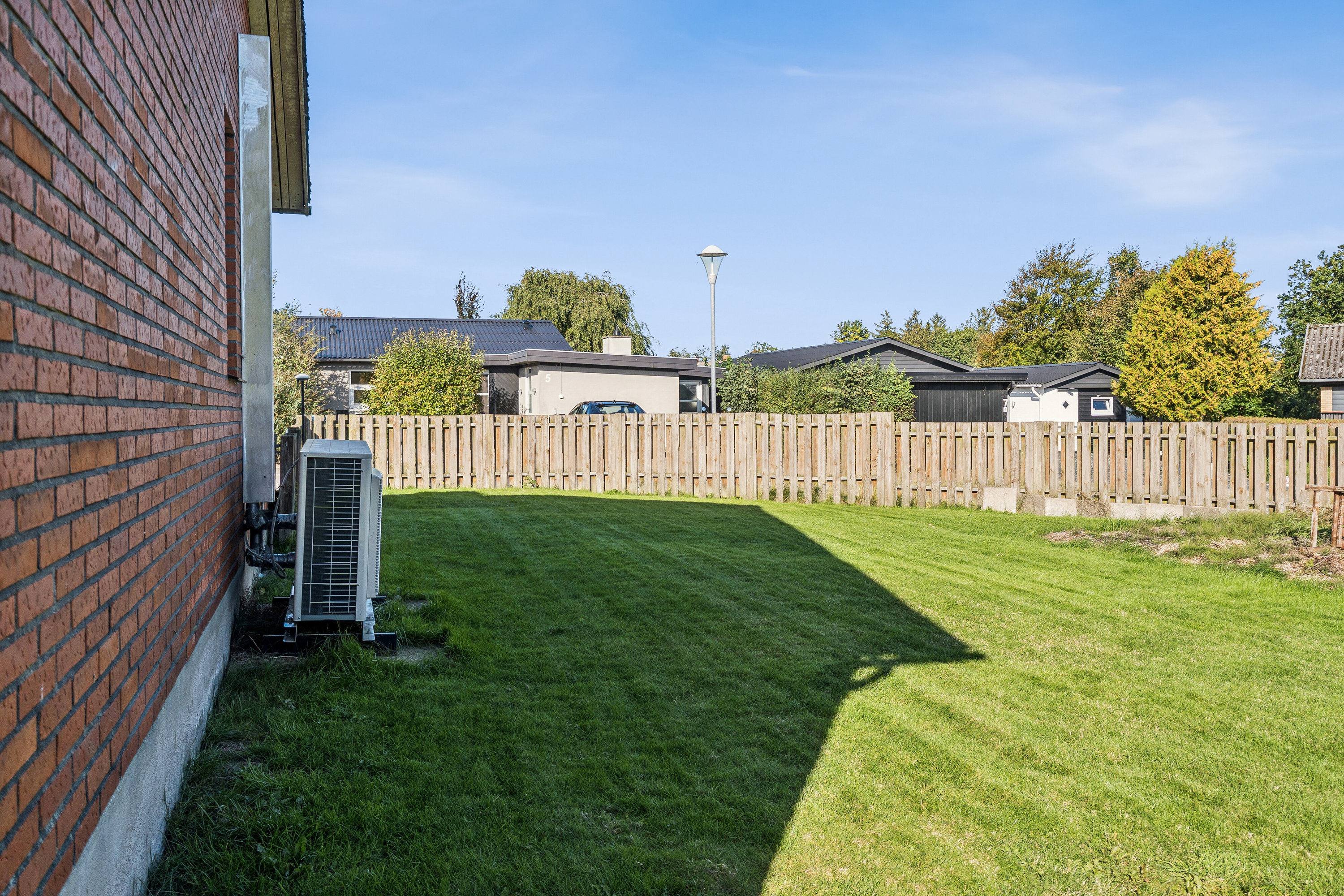 Fremhævet set fra haven billede i fuldskærmstilstand. Billede af Åbrinken 6, Uggerby, 9800 Hjørring