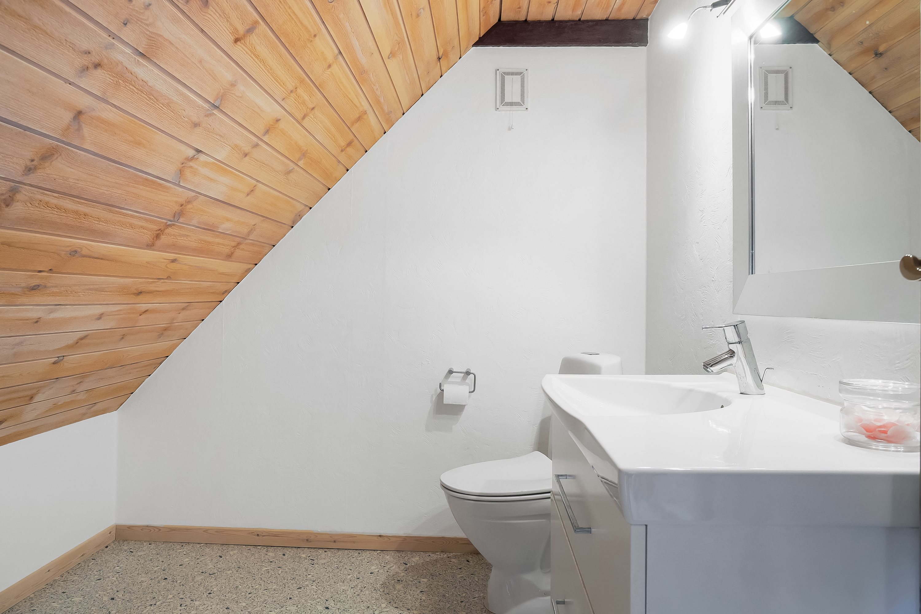 Fremhævet toilet billede i fuldskærmstilstand. Billede af Tapdrupvej 130, 8800 Viborg