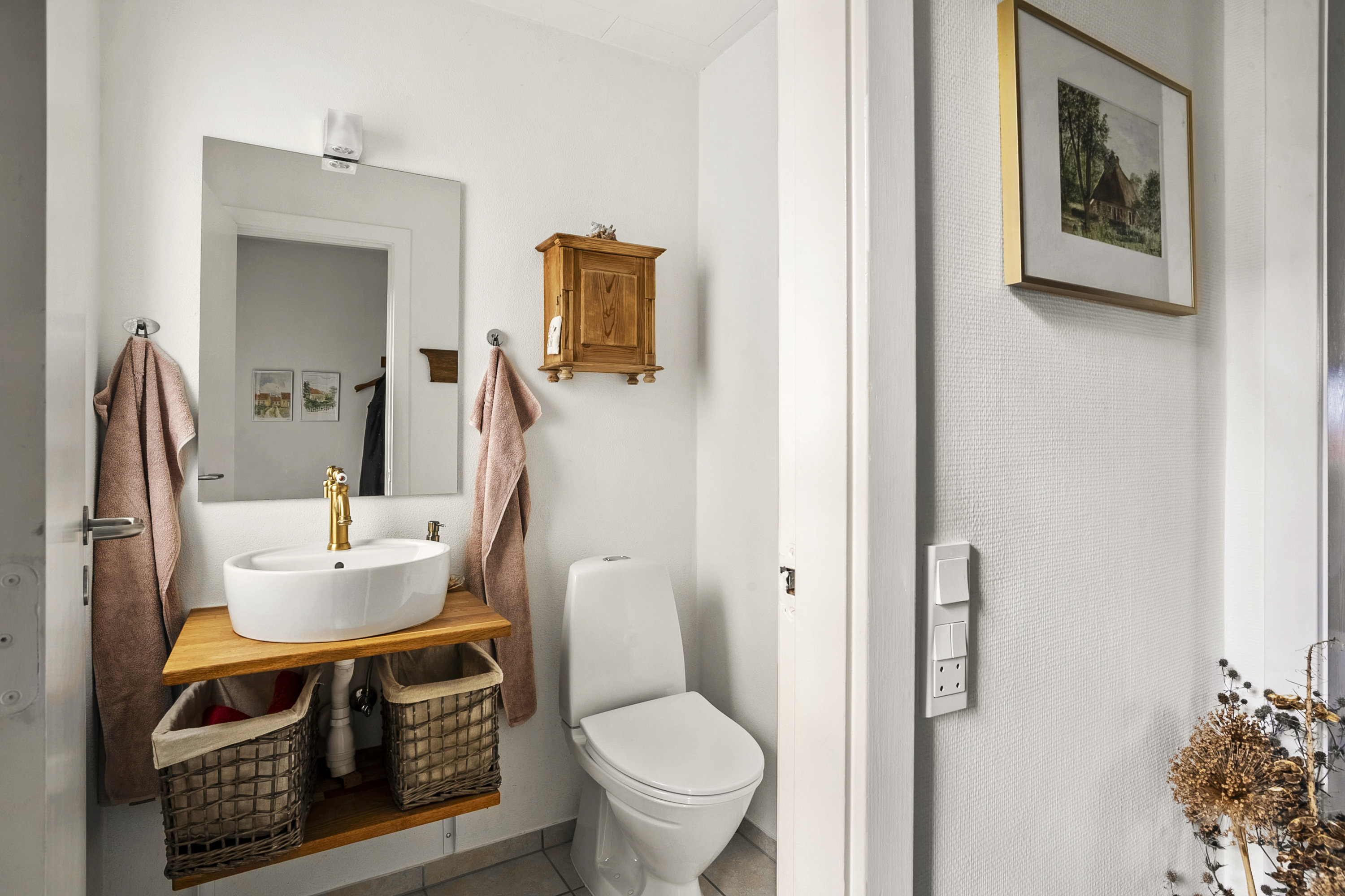 Fremhævet toilet billede i fuldskærmstilstand. Billede af Vangen 12B, Tved, 6000 Kolding