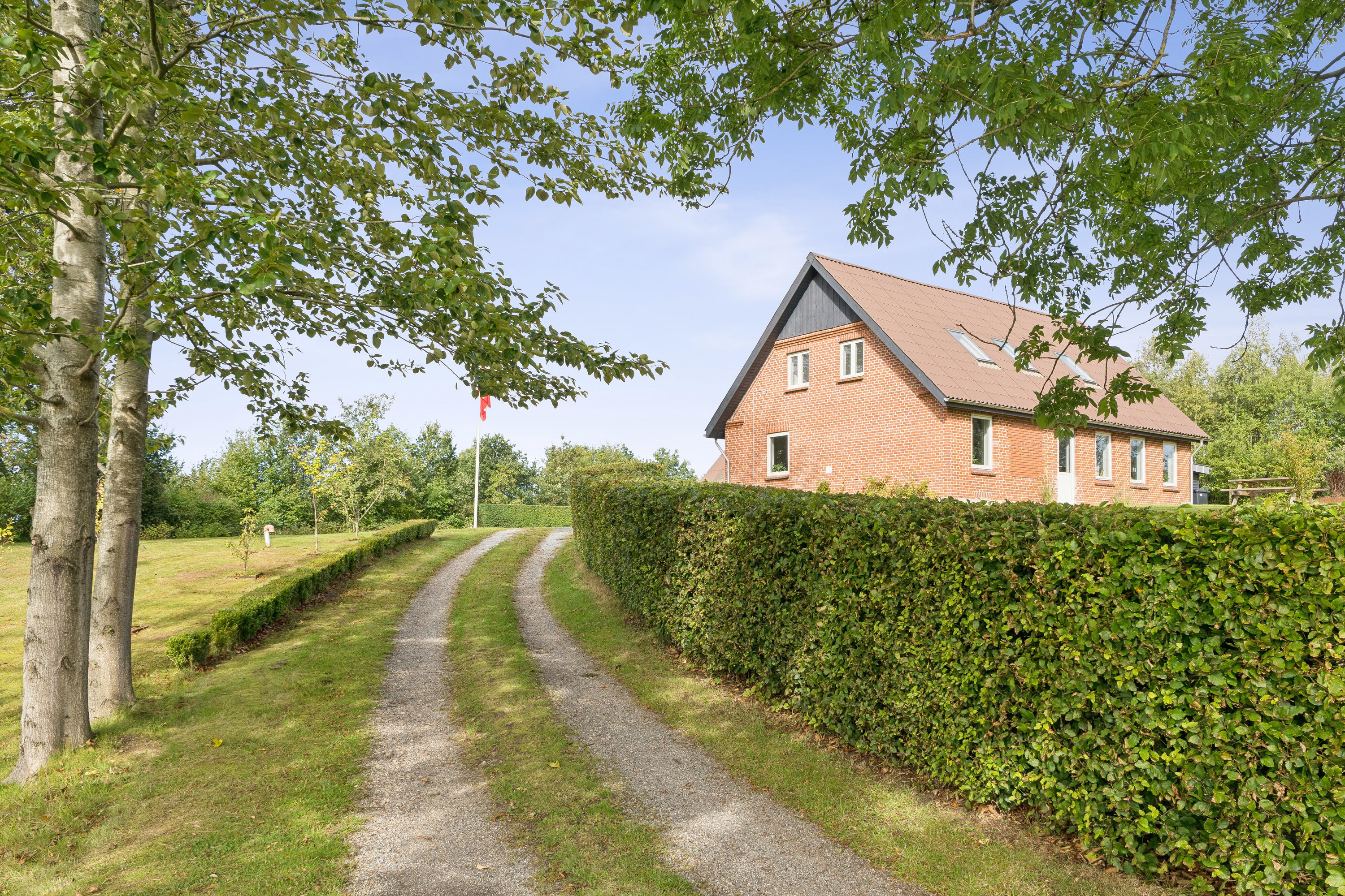 Fremhævet facade billede i fuldskærmstilstand. Billede af Skovvej 61, Thorning, 8620 Kjellerup