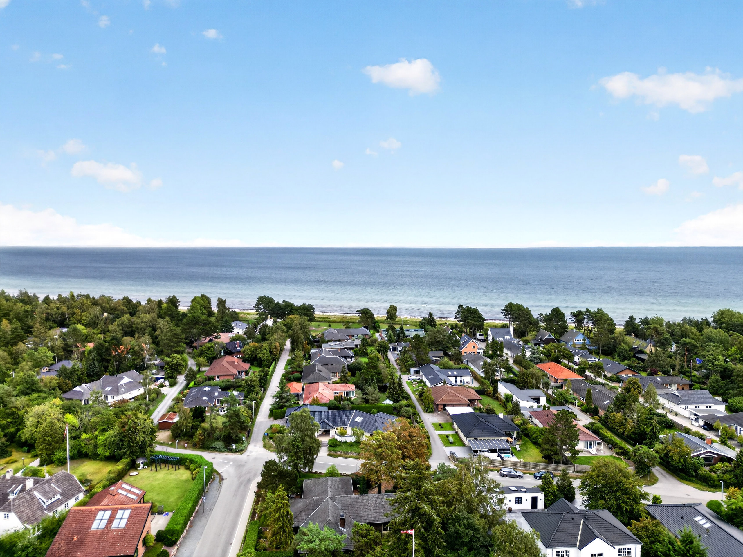 Fremhævet luftfoto billede i fuldskærmstilstand. Billede af Østerlidevej 2, 2680 Solrød Strand