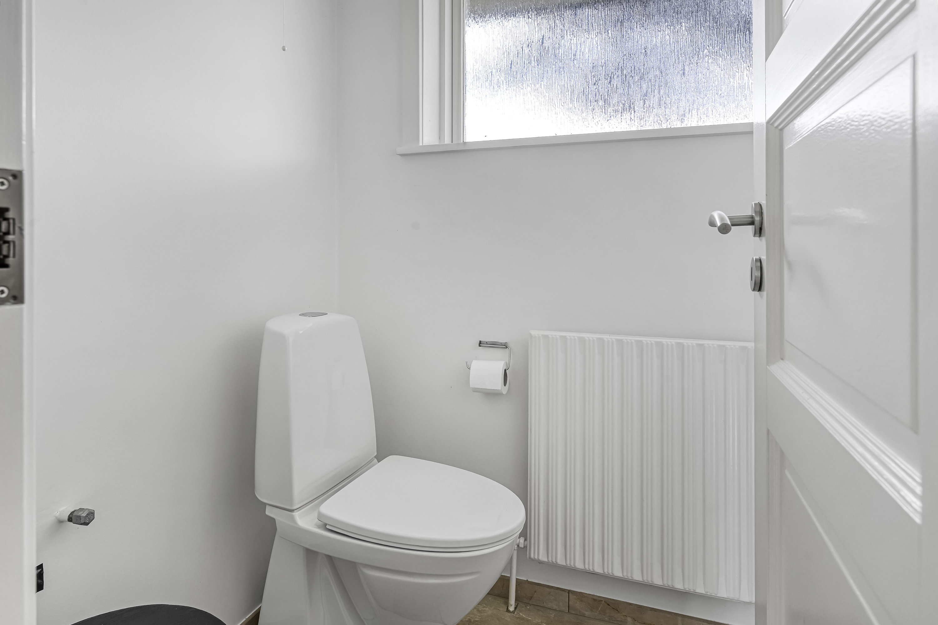 Fremhævet toilet billede i fuldskærmstilstand. Billede af Ravnsbjergparken 25, Guldager, 6710 Esbjerg V
