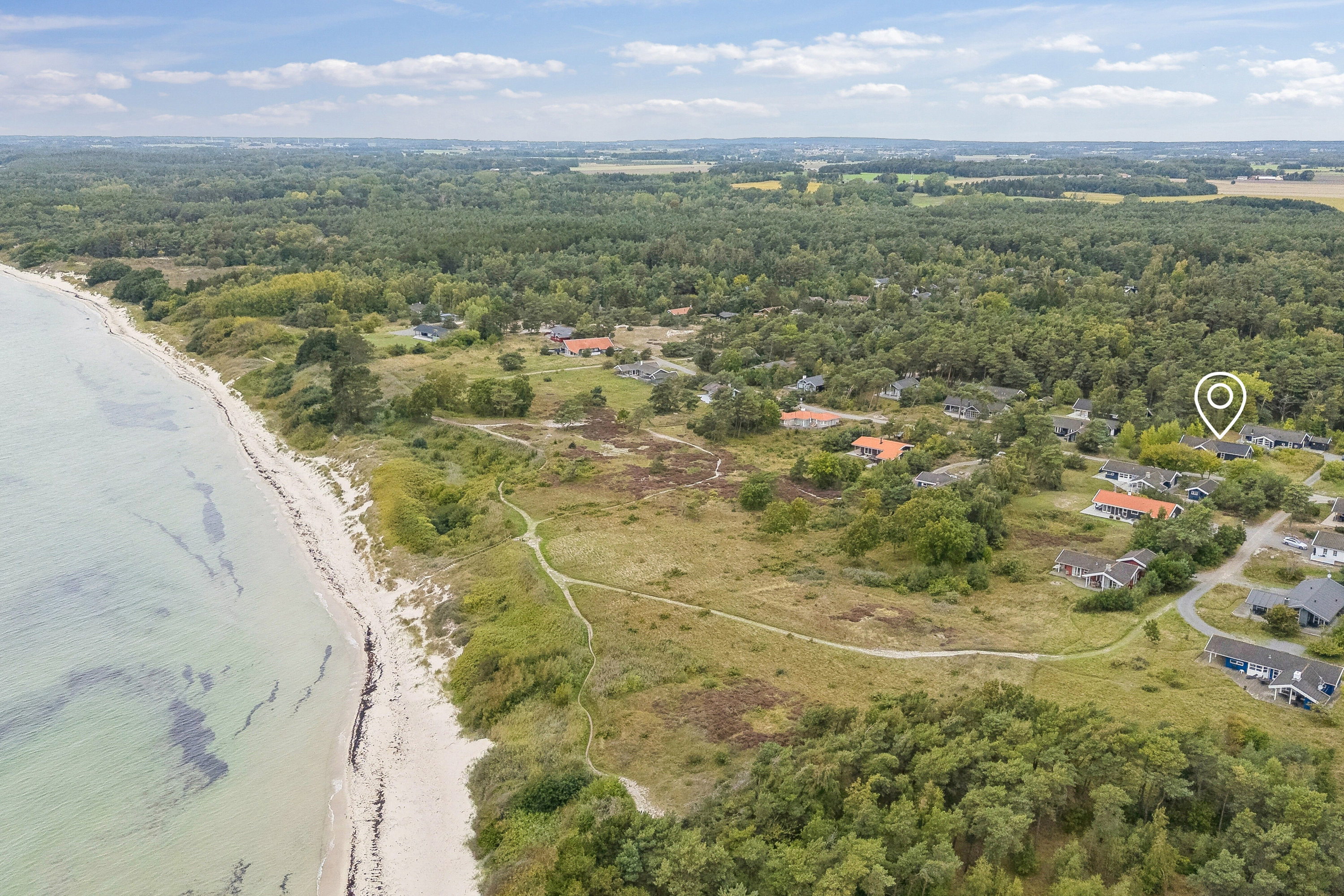 Fremhævet luftfoto billede i fuldskærmstilstand. Billede af Holsteroddevej 8, Sømarken, 3720 Aakirkeby