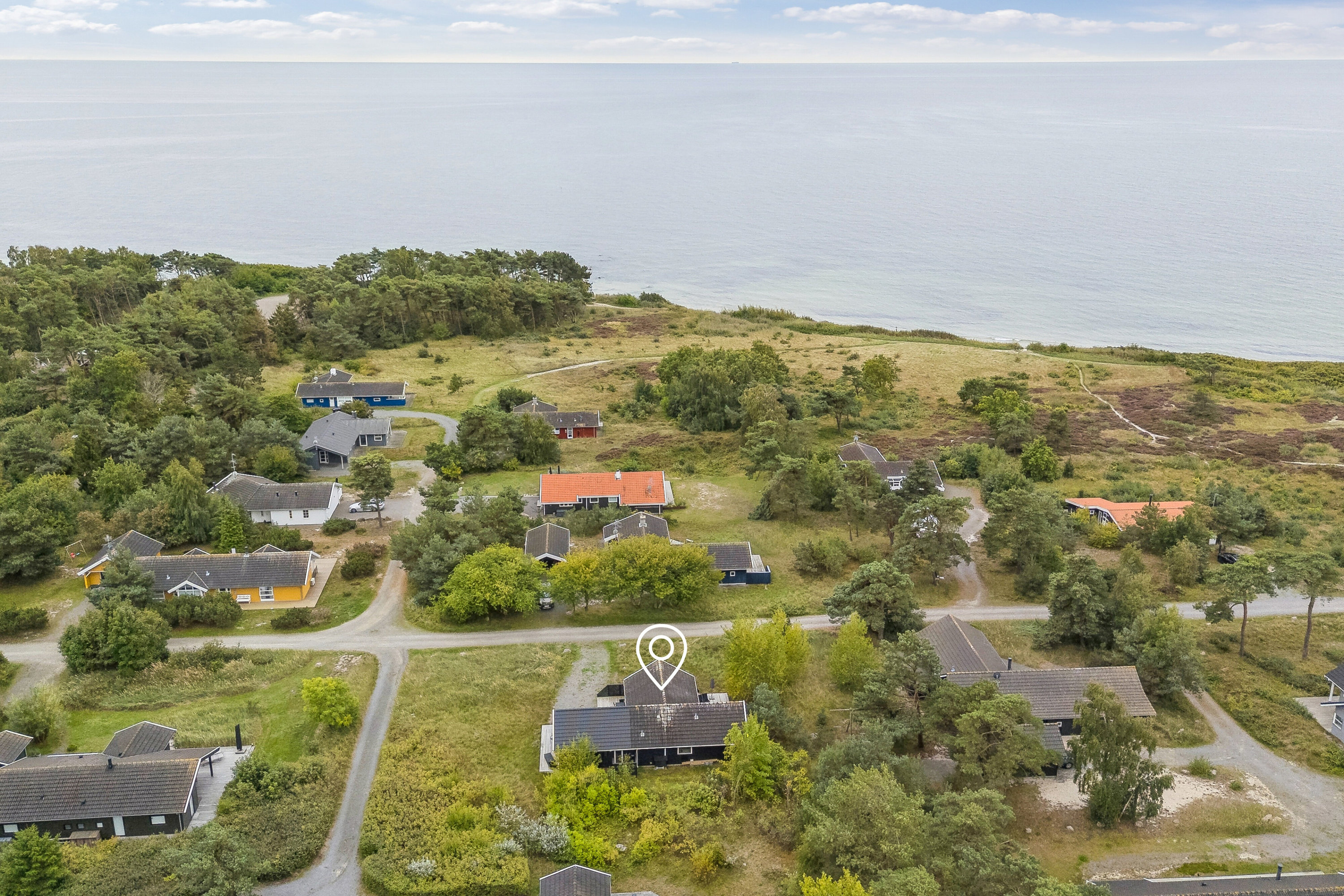 Fremhævet luftfoto billede i fuldskærmstilstand. Billede af Holsteroddevej 8, Sømarken, 3720 Aakirkeby