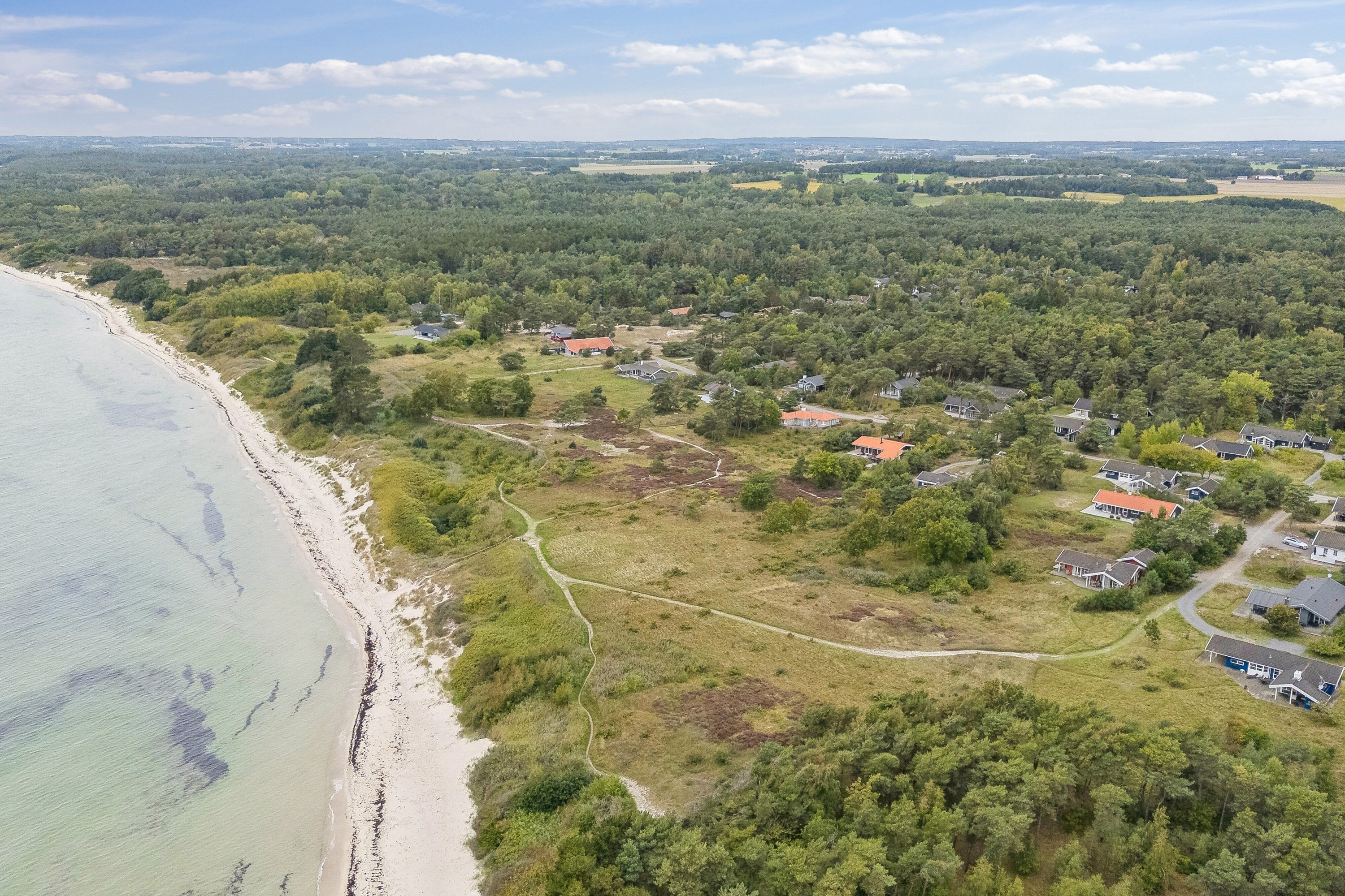 Fremhævet luftfoto billede i fuldskærmstilstand. Billede af Holsteroddevej 8, Sømarken, 3720 Aakirkeby
