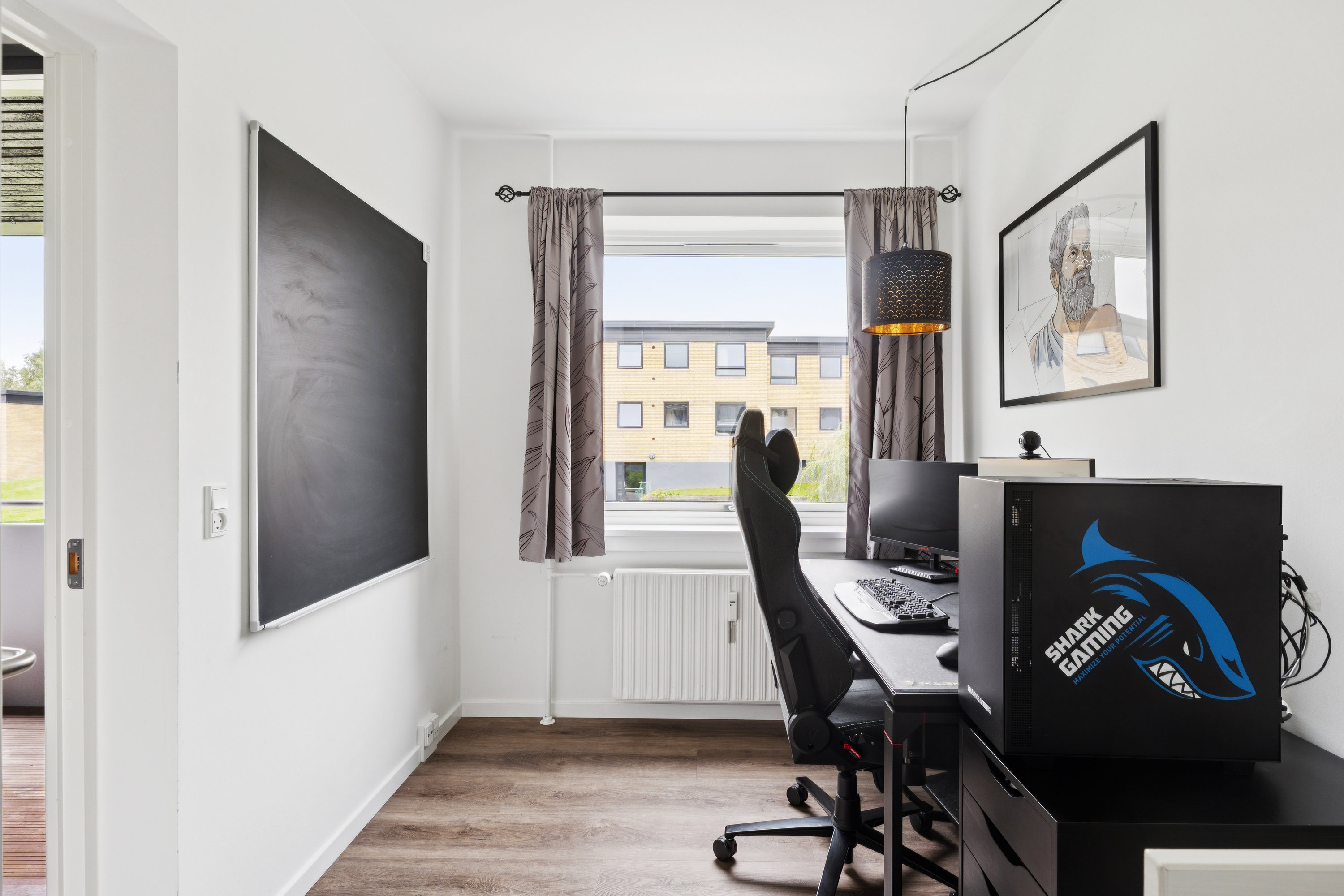 Fremhævet stue billede i fuldskærmstilstand. Billede af Bavnehøj Park 31, st. th., 3500 Værløse
