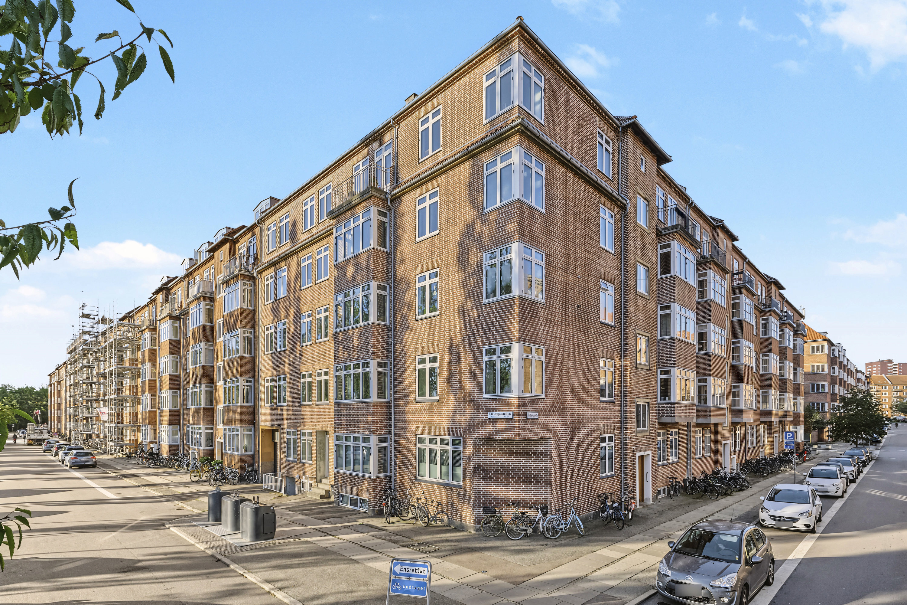 Fremhævet facade billede i fuldskærmstilstand. Billede af Ålborggade 1, 4. tv., 8000 Aarhus C