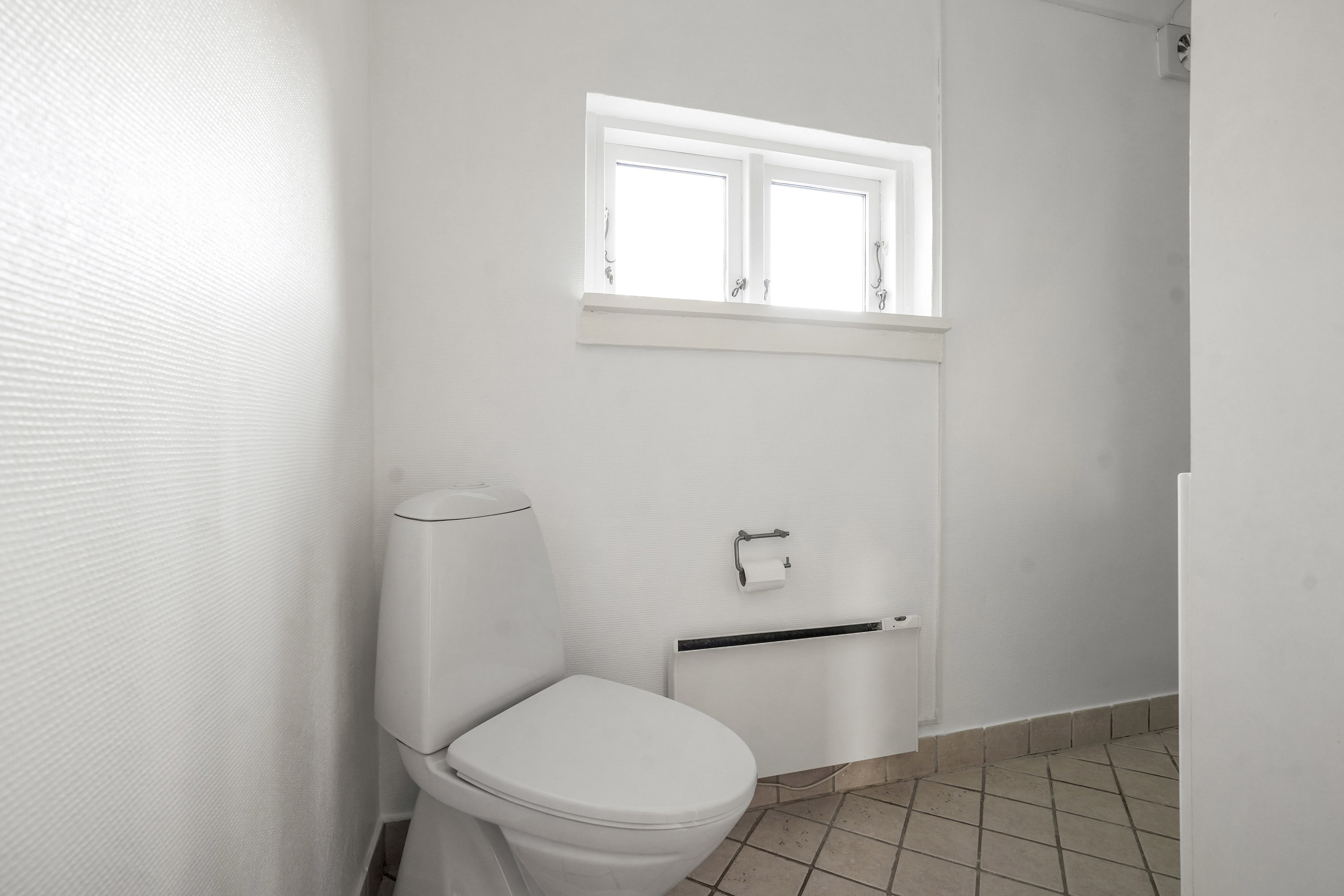 Fremhævet toilet billede i fuldskærmstilstand. Billede af Teglværksvej 45, 5492 Vissenbjerg