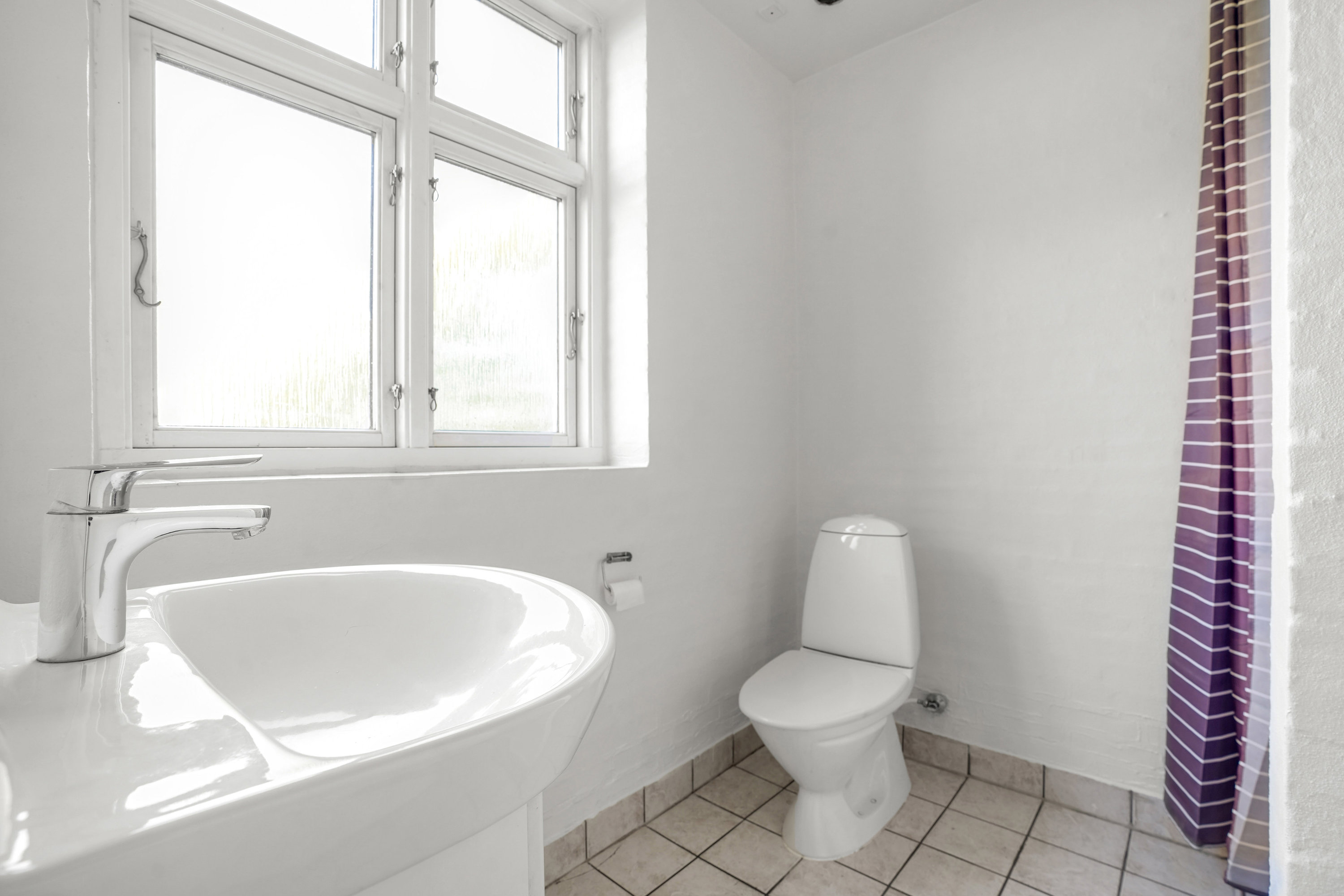 Fremhævet toilet billede i fuldskærmstilstand. Billede af Teglværksvej 45, 5492 Vissenbjerg