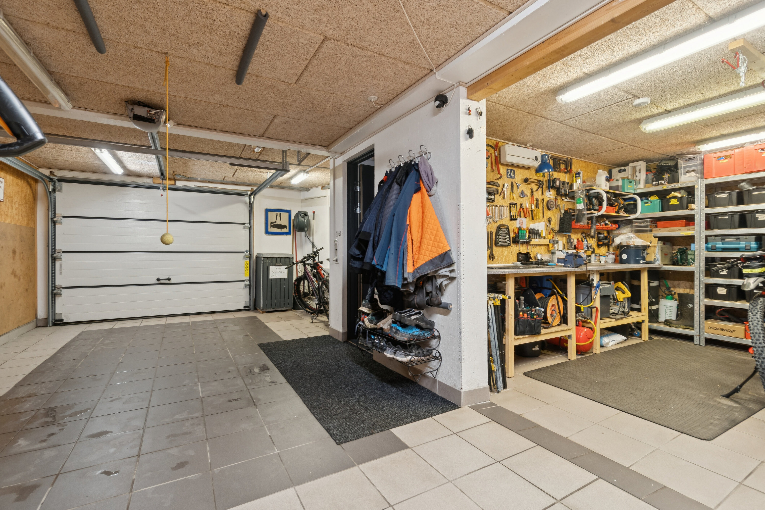 Fremhævet garage billede i fuldskærmstilstand. Billede af Lunegårdsvej 24, 7752 Snedsted