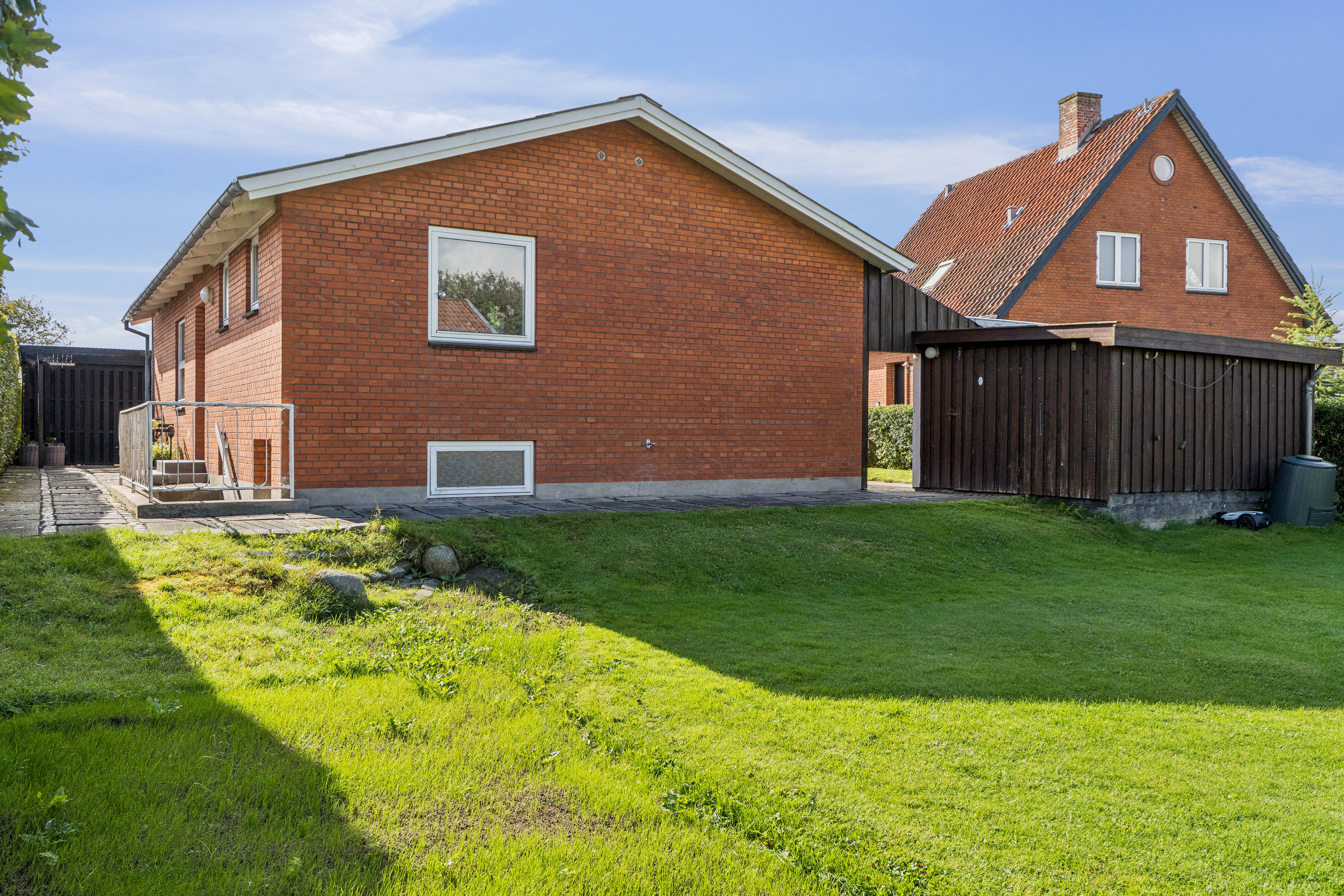 Fremhævet set fra haven billede i fuldskærmstilstand. Billede af Hirtshalsvej 16, 9800 Hjørring