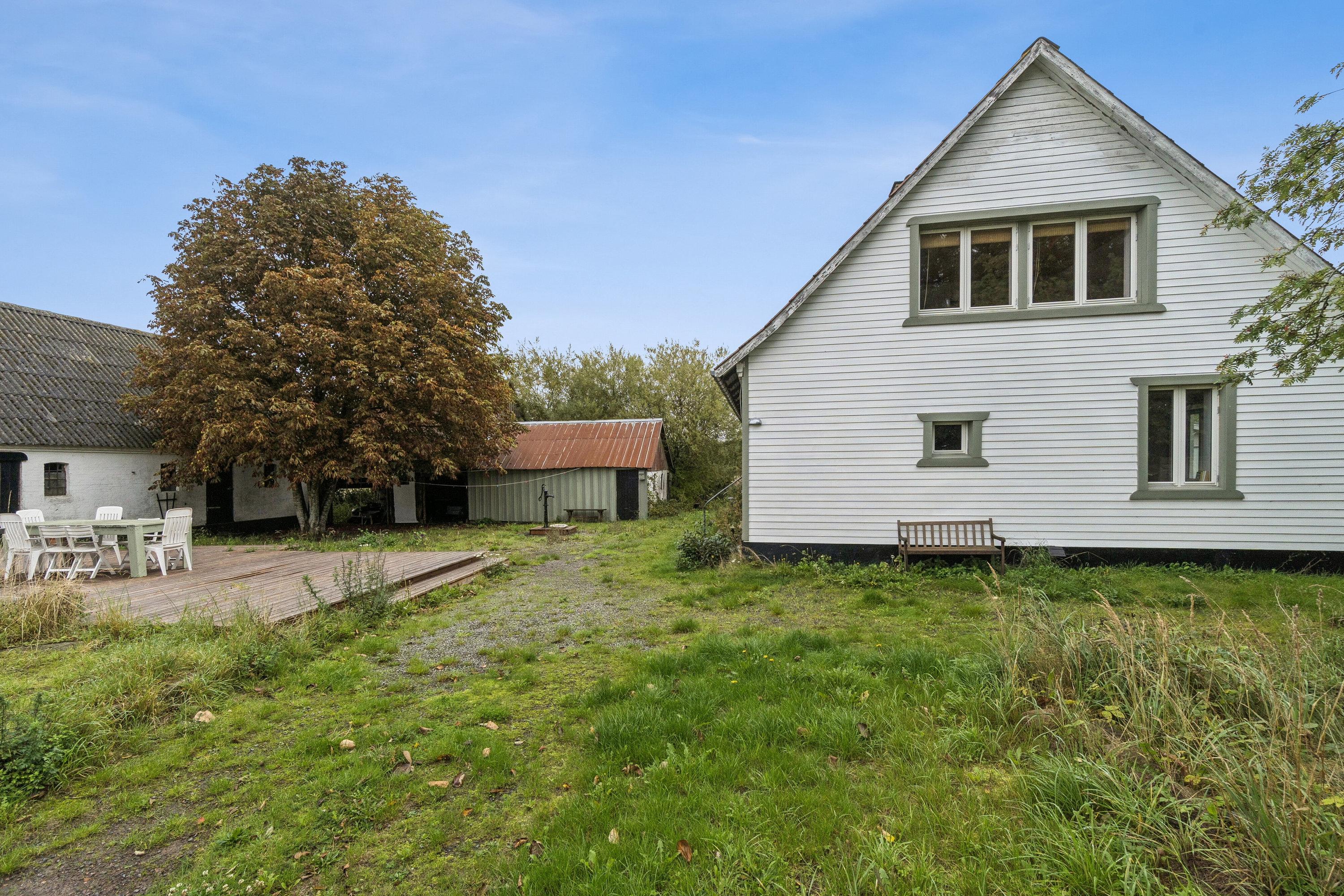 Fremhævet set fra haven billede i fuldskærmstilstand. Billede af Flæskedalsvej 1, Østerlars, 3760 Gudhjem