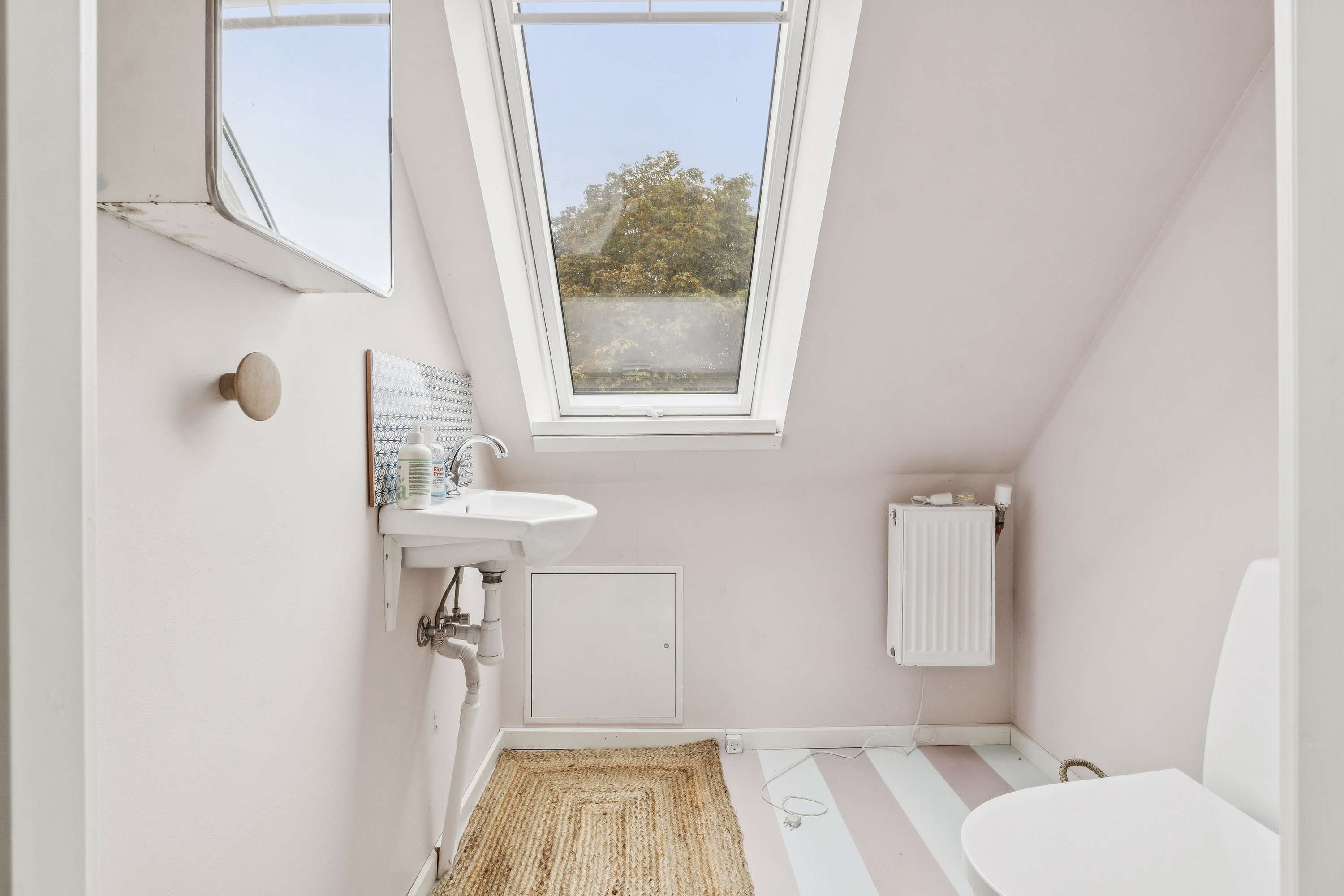 Fremhævet badeværelse billede i fuldskærmstilstand. Billede af Flæskedalsvej 1, Østerlars, 3760 Gudhjem