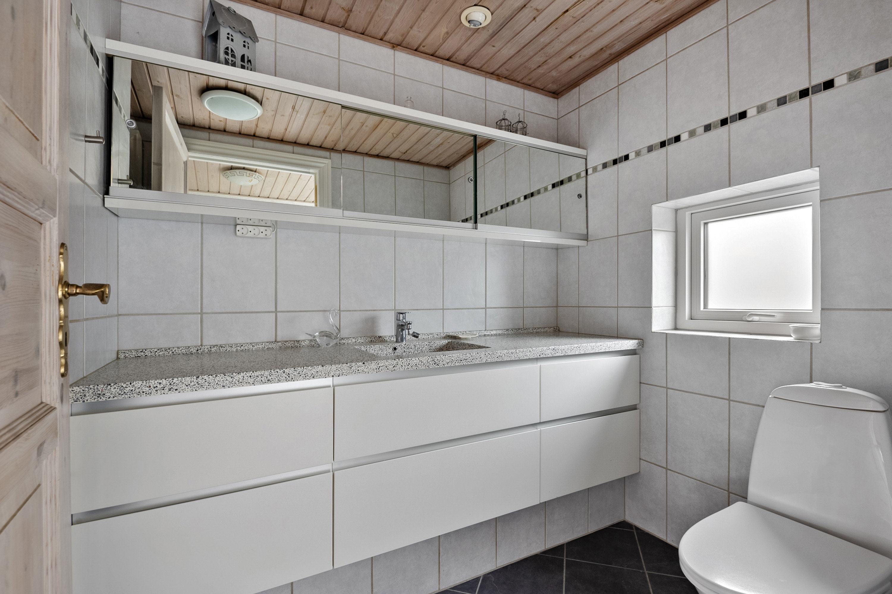 Fremhævet toilet billede i fuldskærmstilstand. Billede af Løvspringsvej 5, Andrup, 6705 Esbjerg Ø