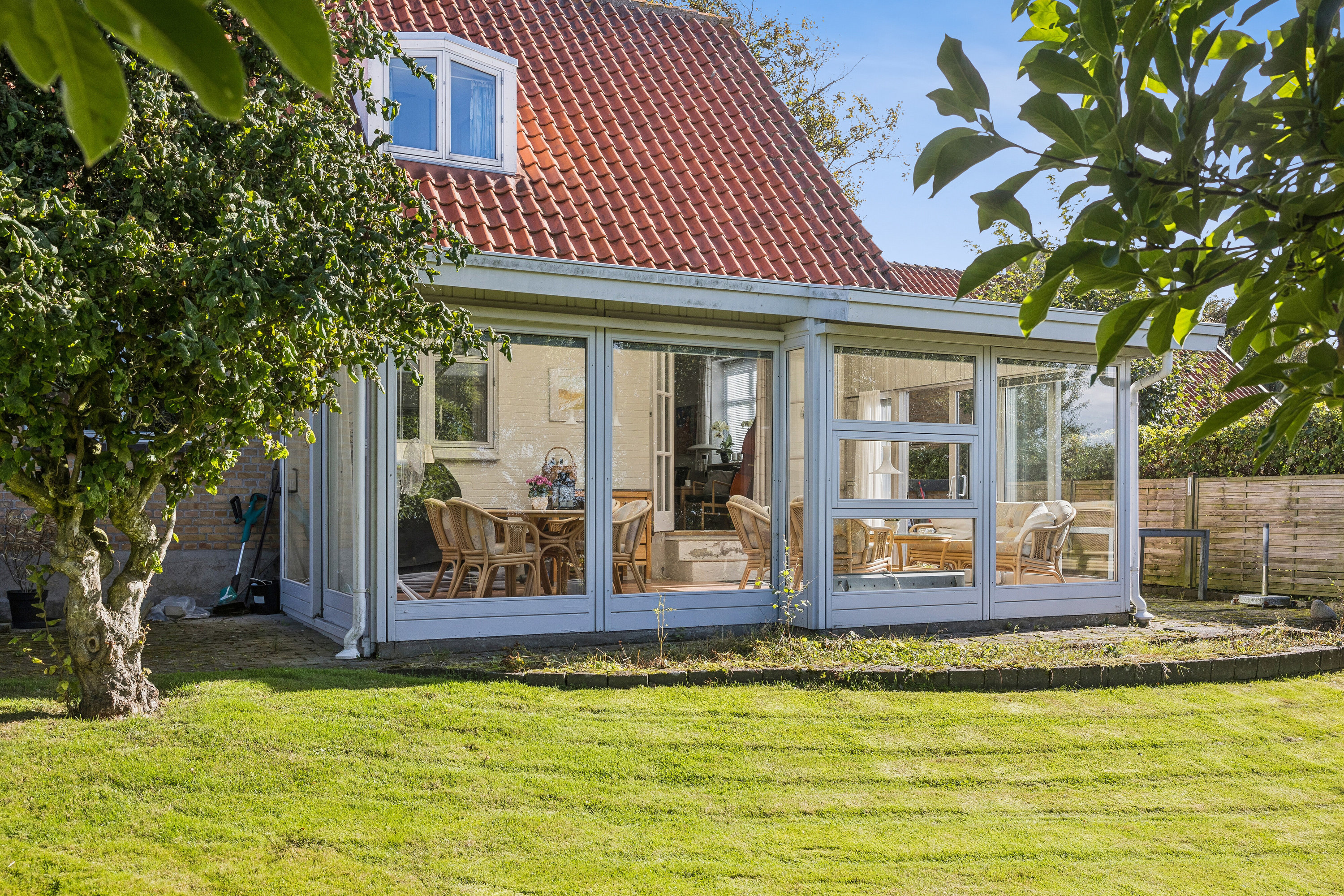 Fremhævet set fra haven billede i fuldskærmstilstand. Billede af Ifversensvej 43, 9800 Hjørring