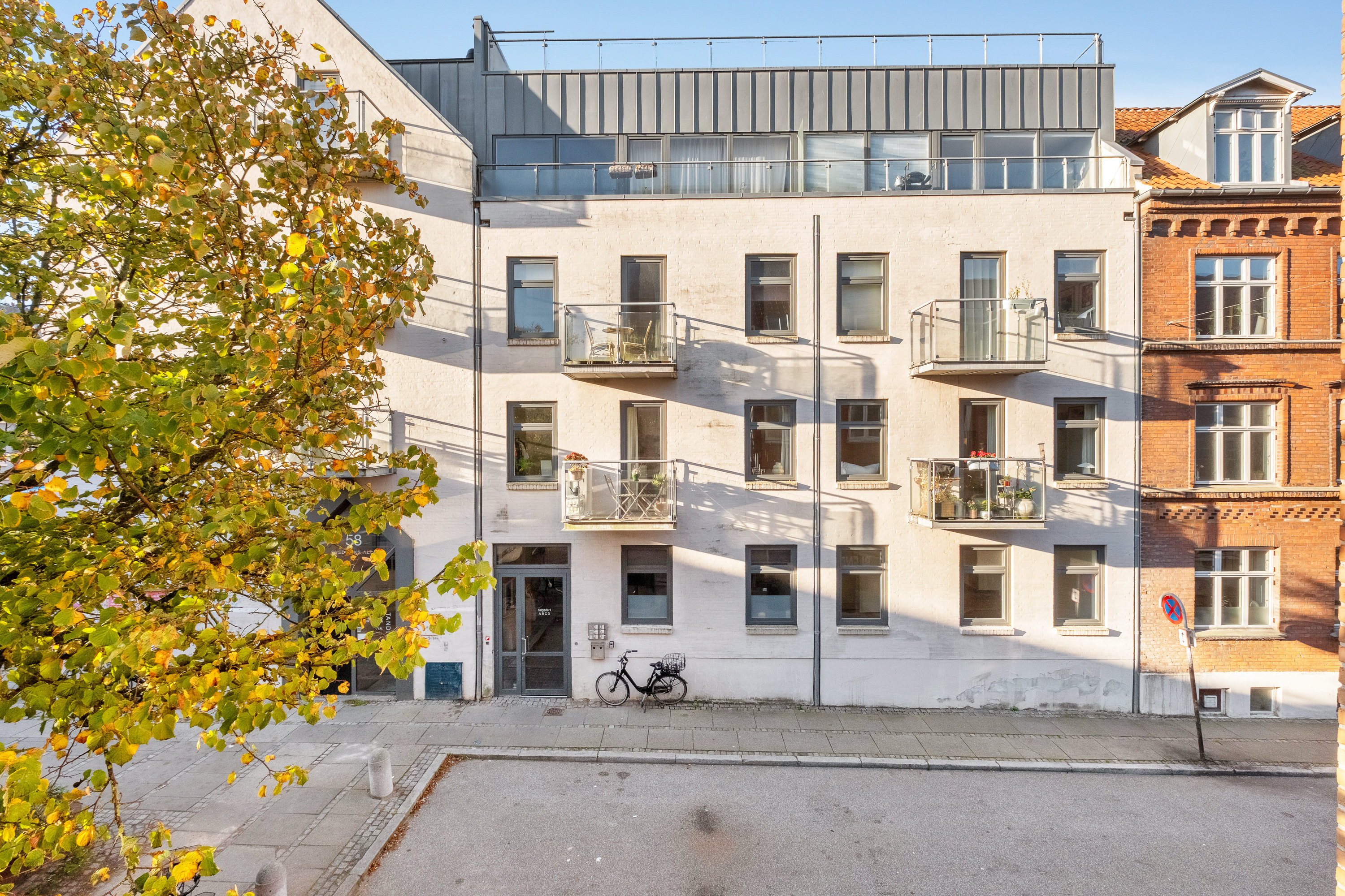 Fremhævet facade billede i fuldskærmstilstand. Billede af Søgade 1B, st. tv., 8000 Aarhus C