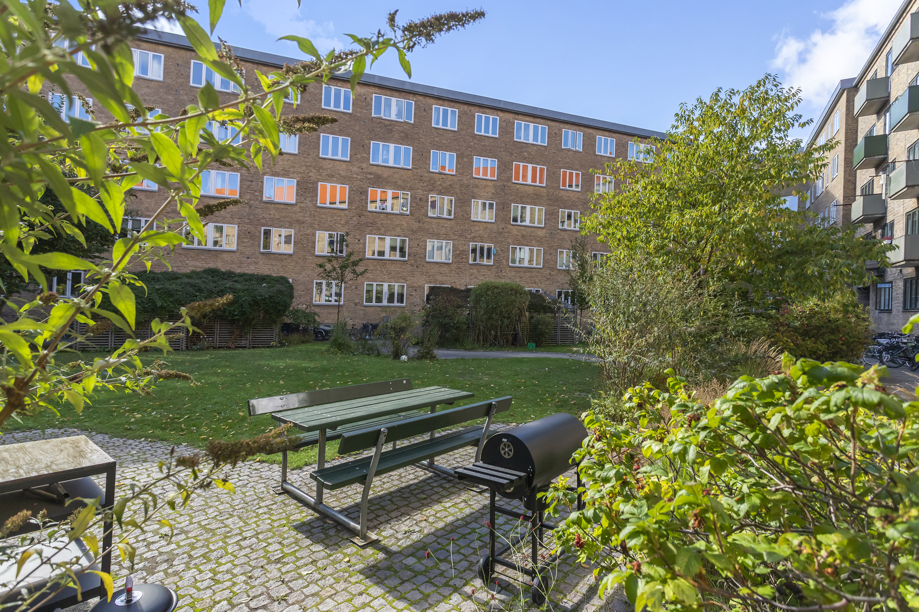 Fremhævet gårdmiljø billede i fuldskærmstilstand. Billede af Ålandsgade 49, 1. th., 2300 København S