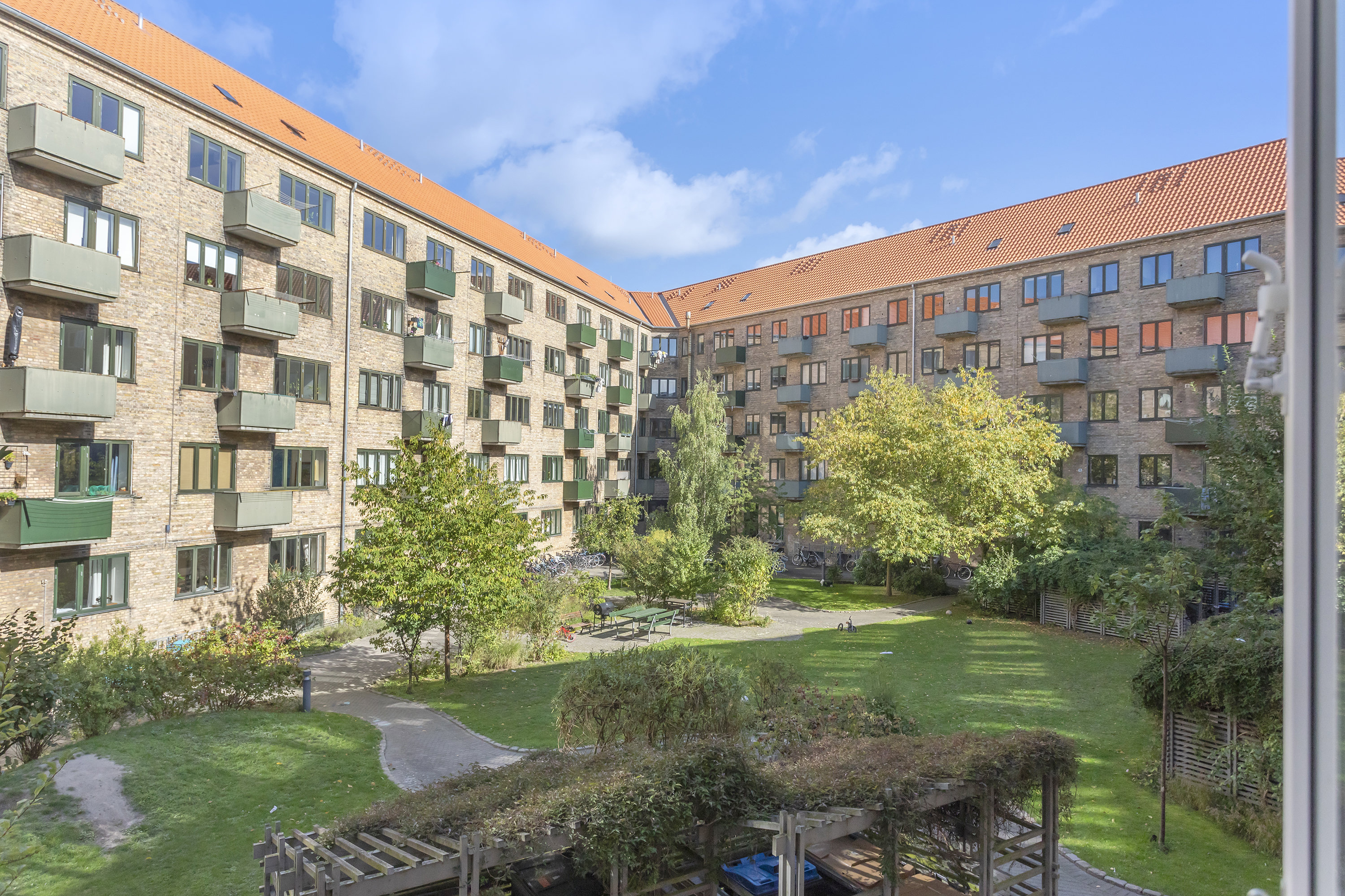 Fremhævet gårdmiljø billede i fuldskærmstilstand. Billede af Ålandsgade 49, 1. th., 2300 København S