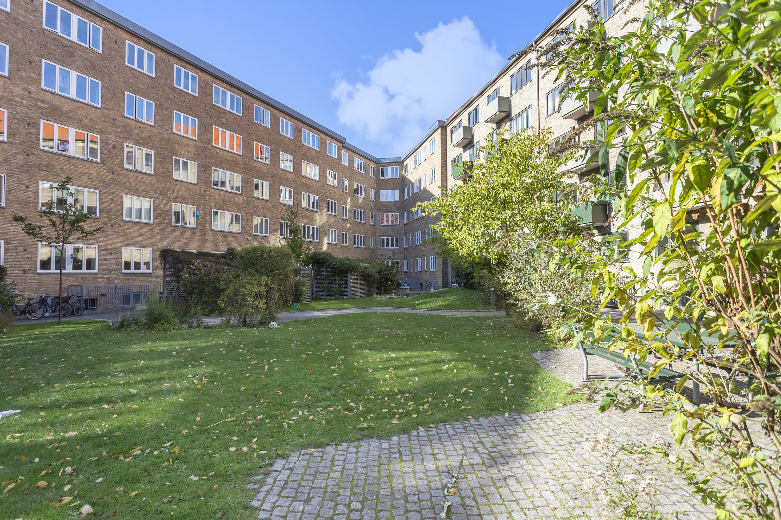 Fremhævet gårdmiljø billede i fuldskærmstilstand. Billede af Ålandsgade 49, 1. th., 2300 København S