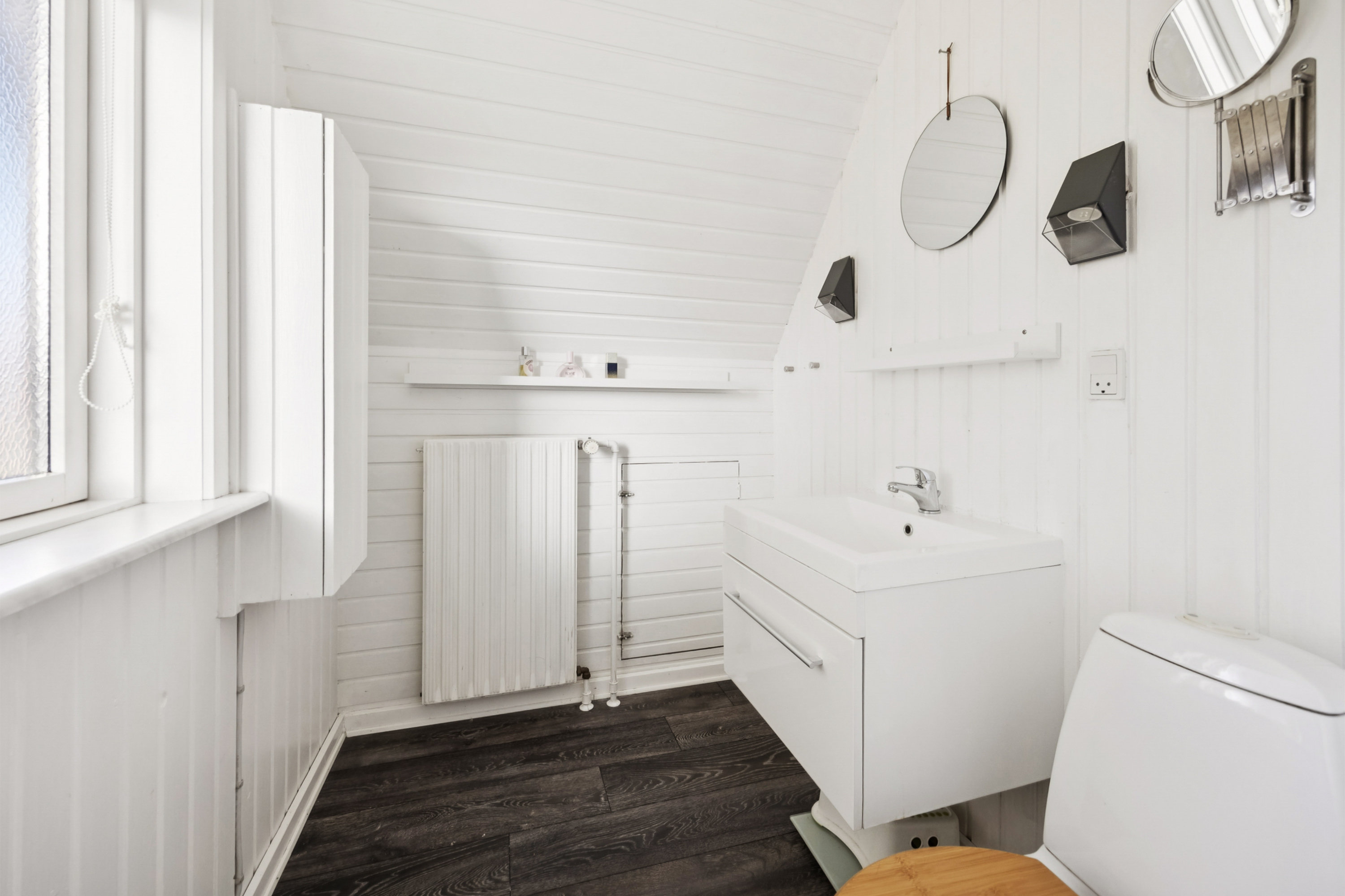 Fremhævet toilet billede i fuldskærmstilstand. Billede af Vestvej 27, Langholt, 9310 Vodskov
