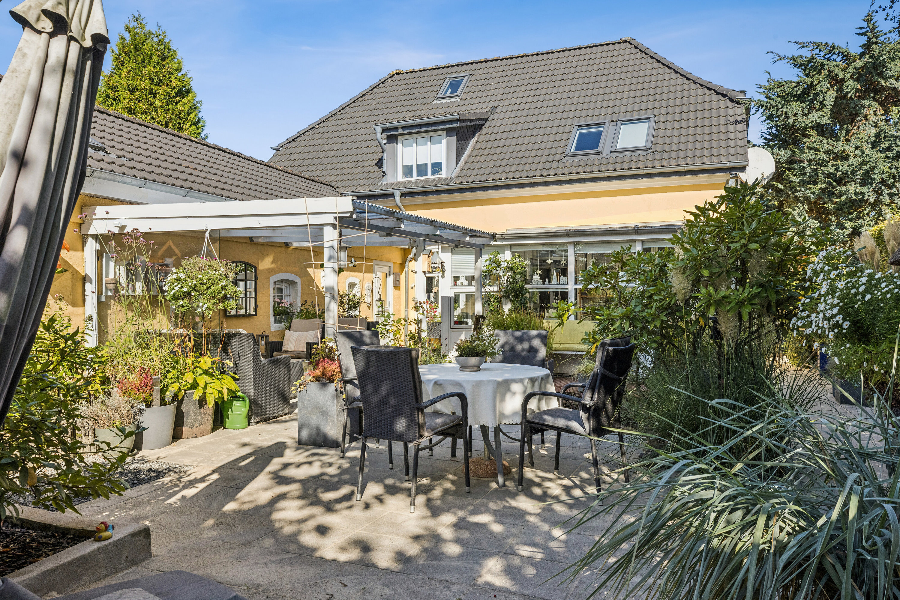 Fremhævet overdækket terrasse billede i fuldskærmstilstand. Billede af Frøslevvej 19, 6330 Padborg