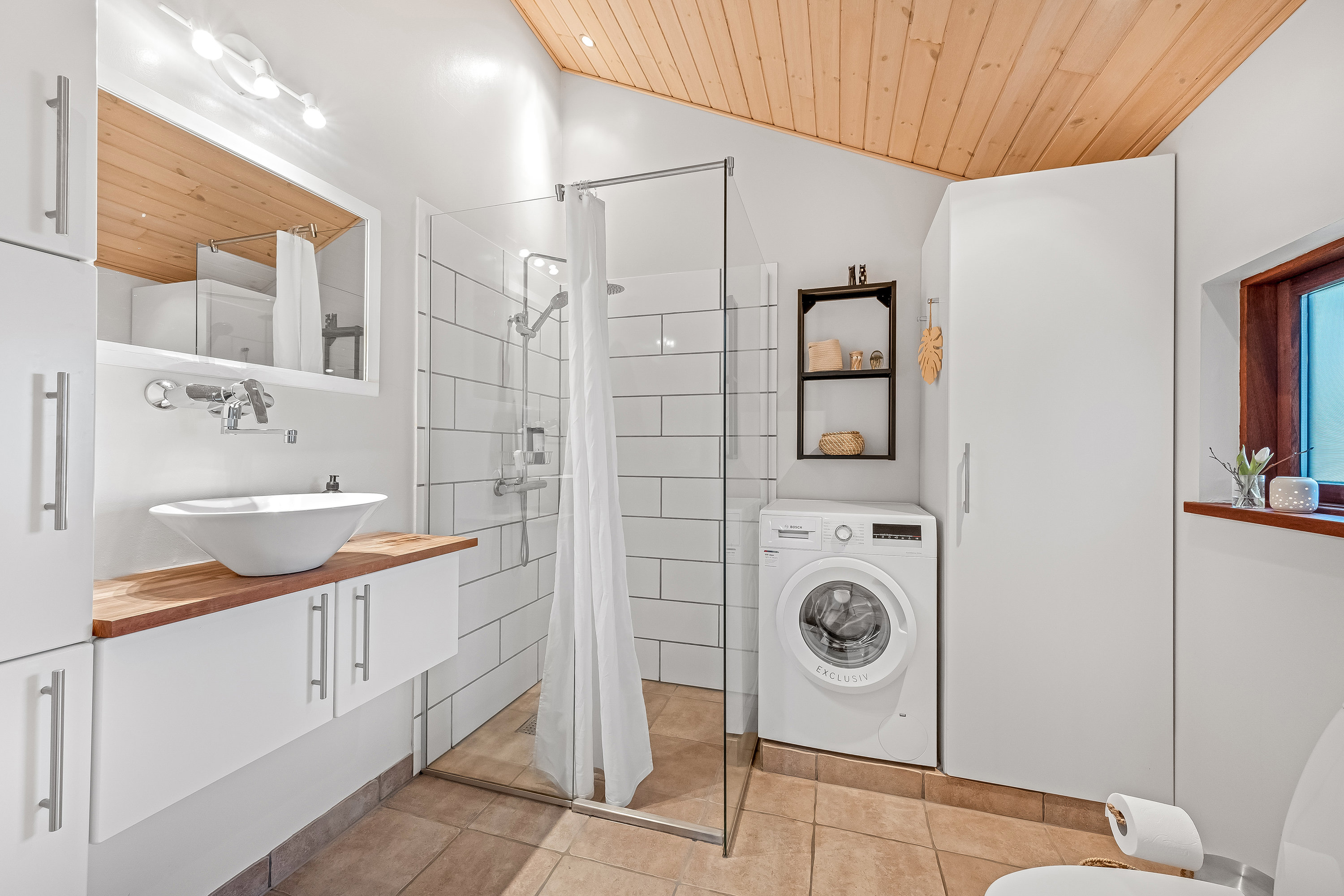 Fremhævet toilet  billede i fuldskærmstilstand. Billede af Stikkelsbærvej 1, Vostrup, 6880 Tarm