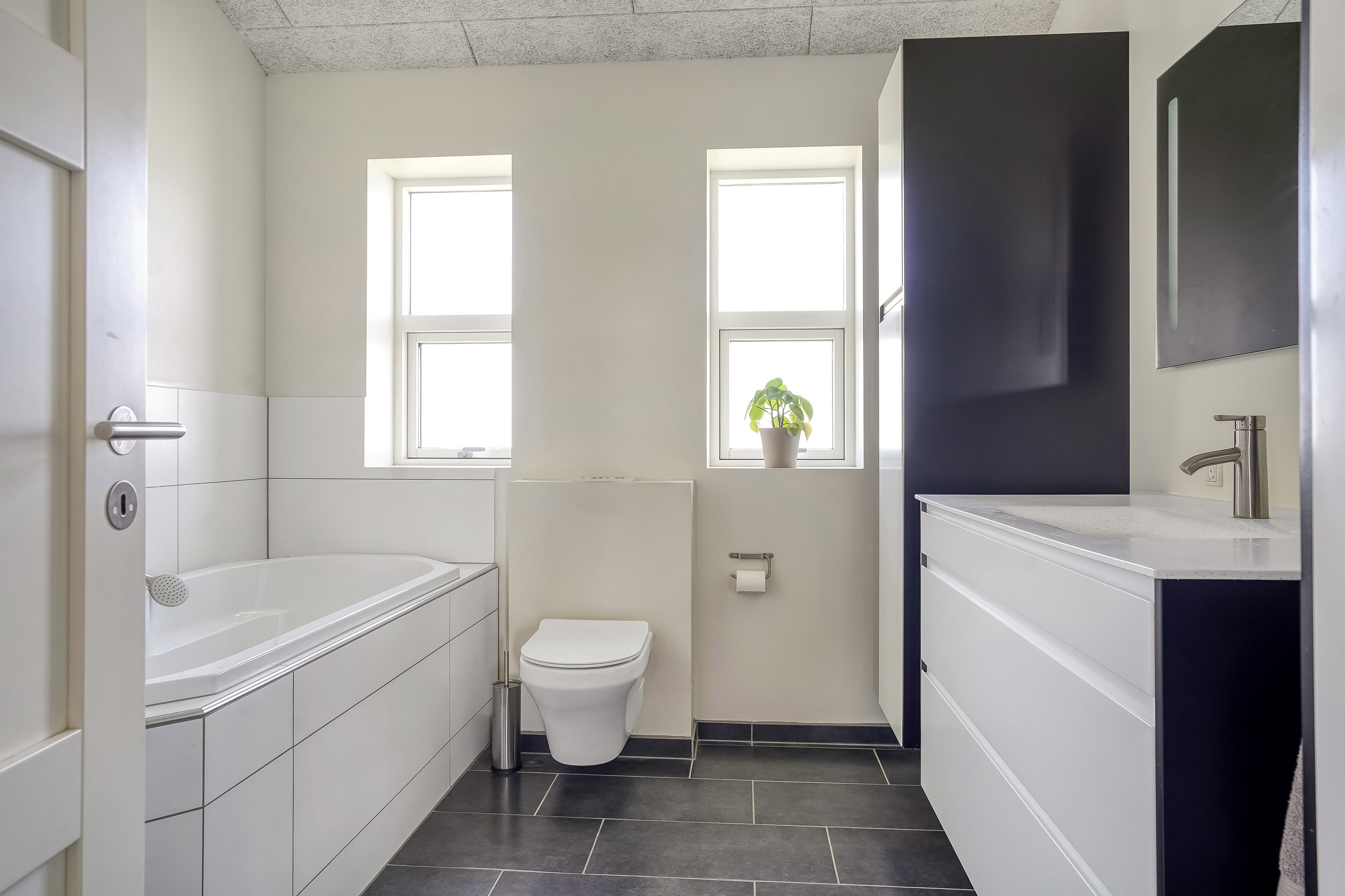 Fremhævet badeværelse billede i fuldskærmstilstand. Billede af Lungeskovvej 27, Ludvigsgårde, 5591 Gelsted