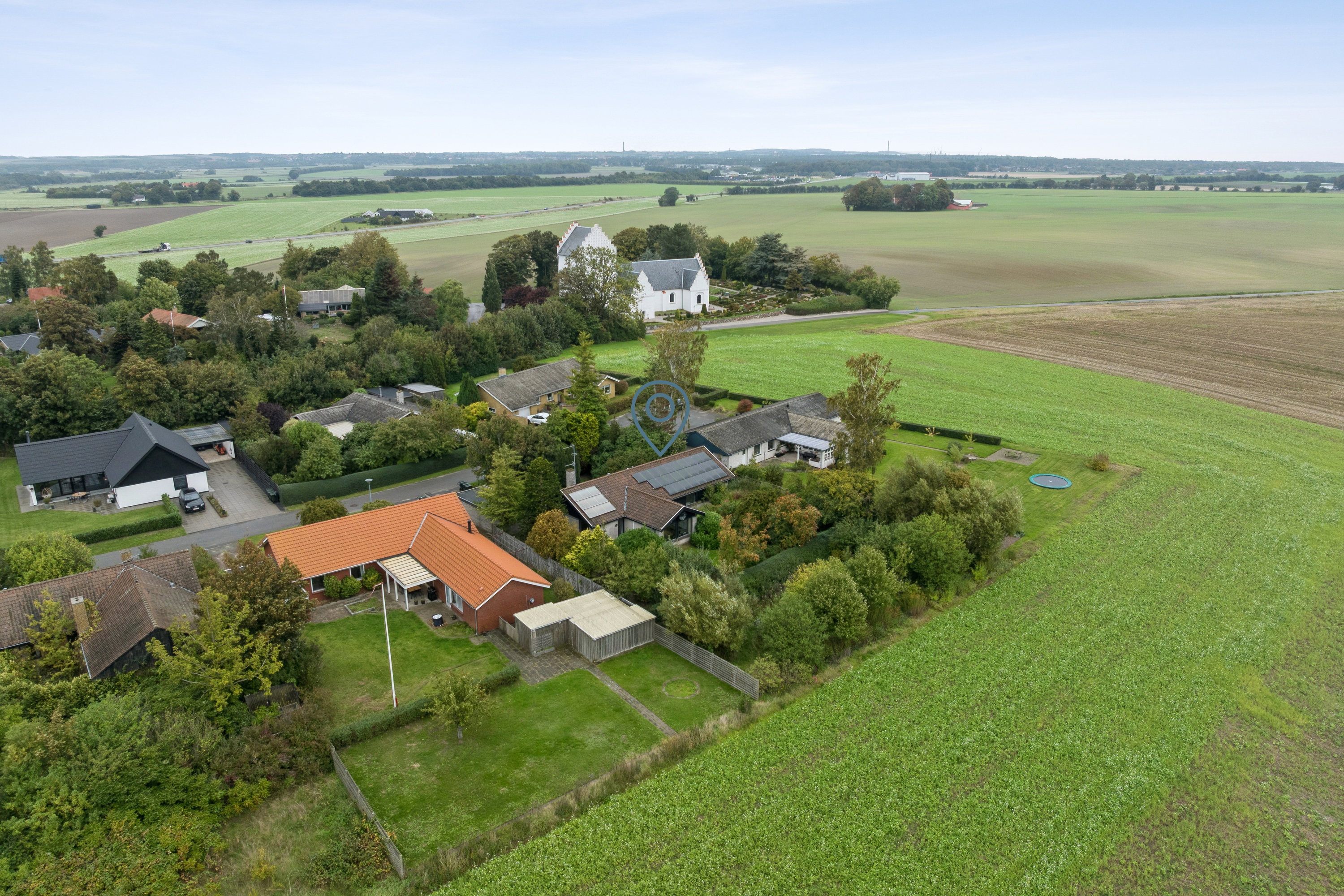 Fremhævet luftfoto billede i fuldskærmstilstand. Billede af Kirketoften 10, Ålsø, 8500 Grenaa