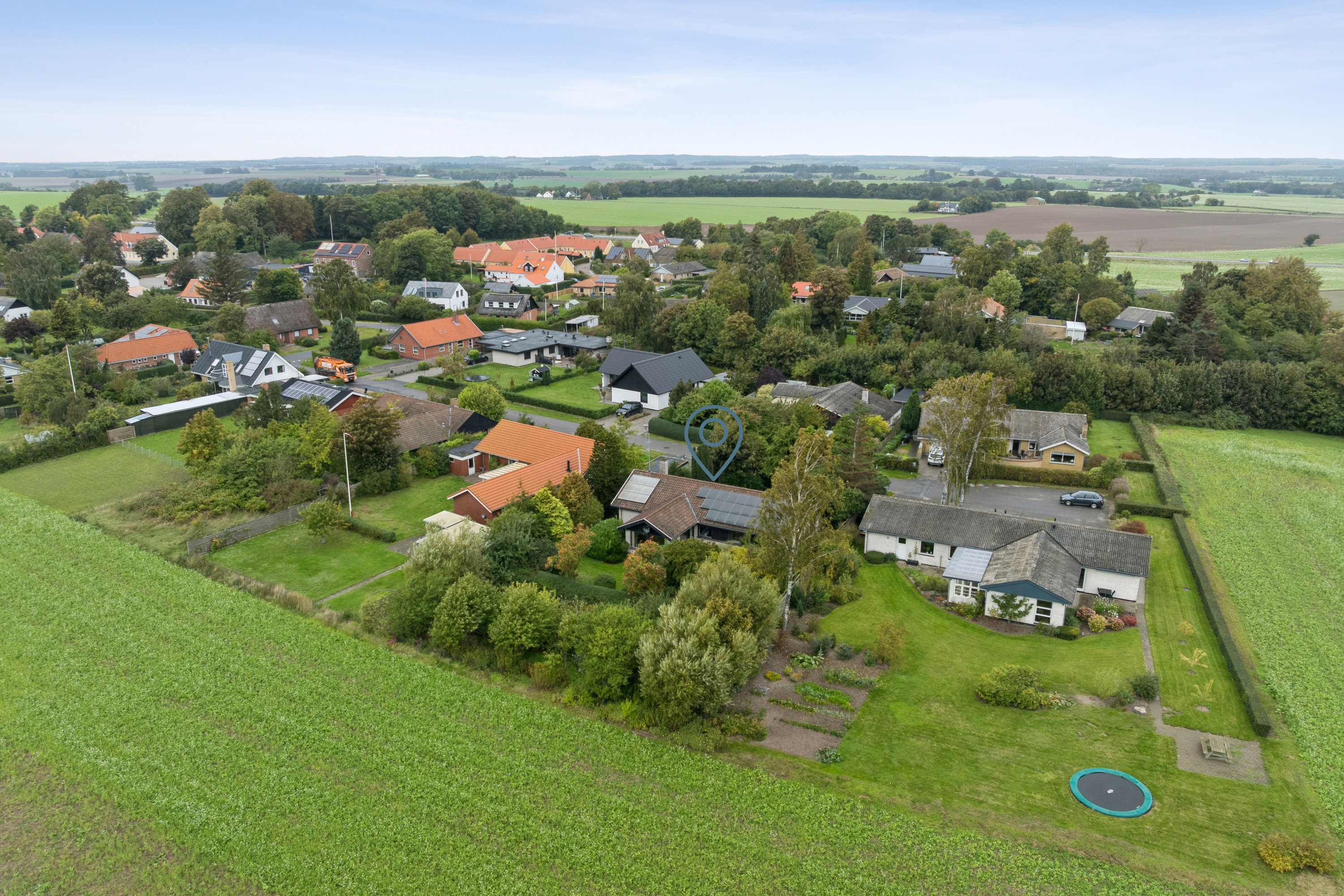 Fremhævet luftfoto billede i fuldskærmstilstand. Billede af Kirketoften 10, Ålsø, 8500 Grenaa