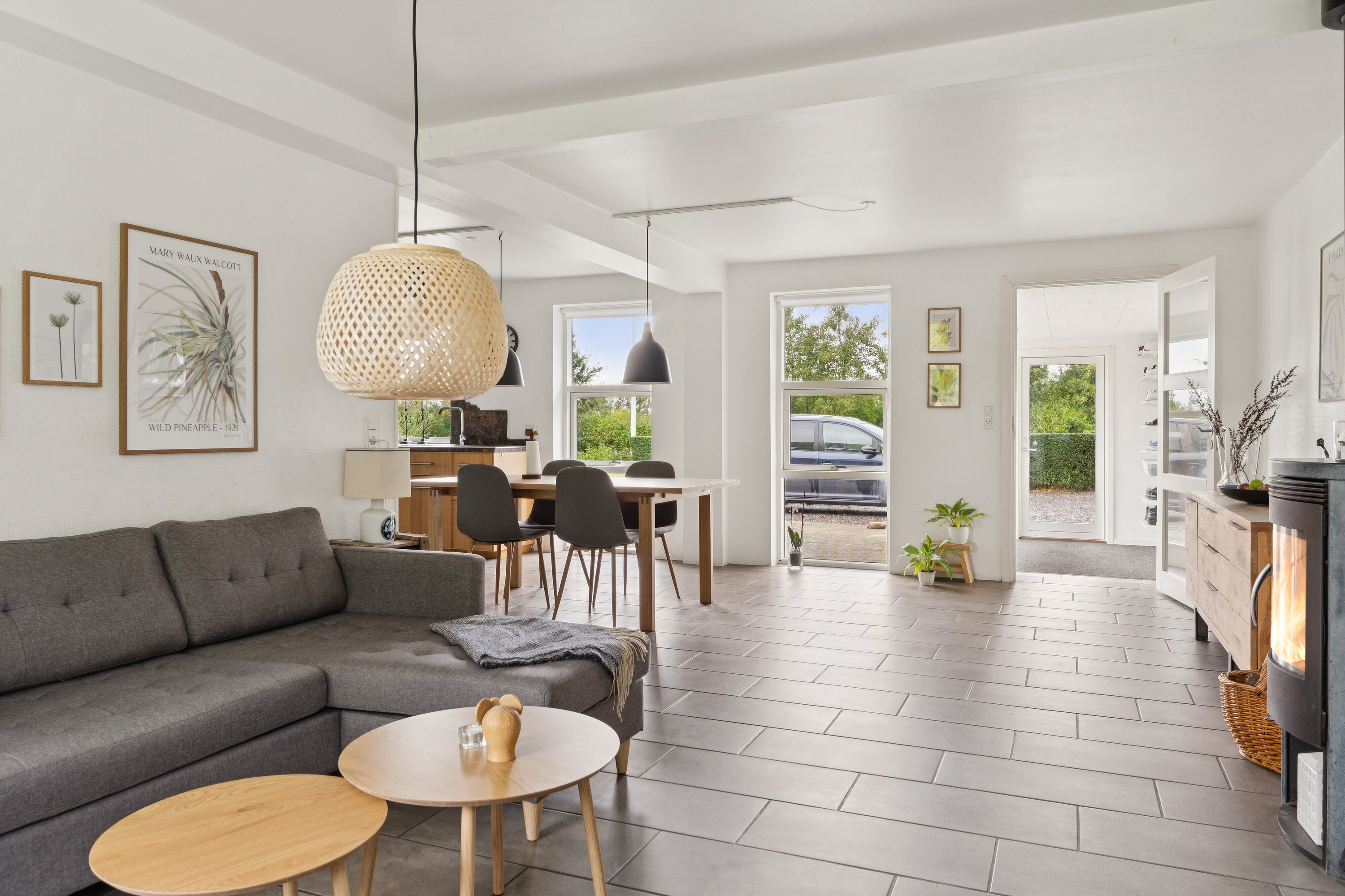 Fremhævet stue billede i fuldskærmstilstand. Billede af Skovvej 61, Thorning, 8620 Kjellerup