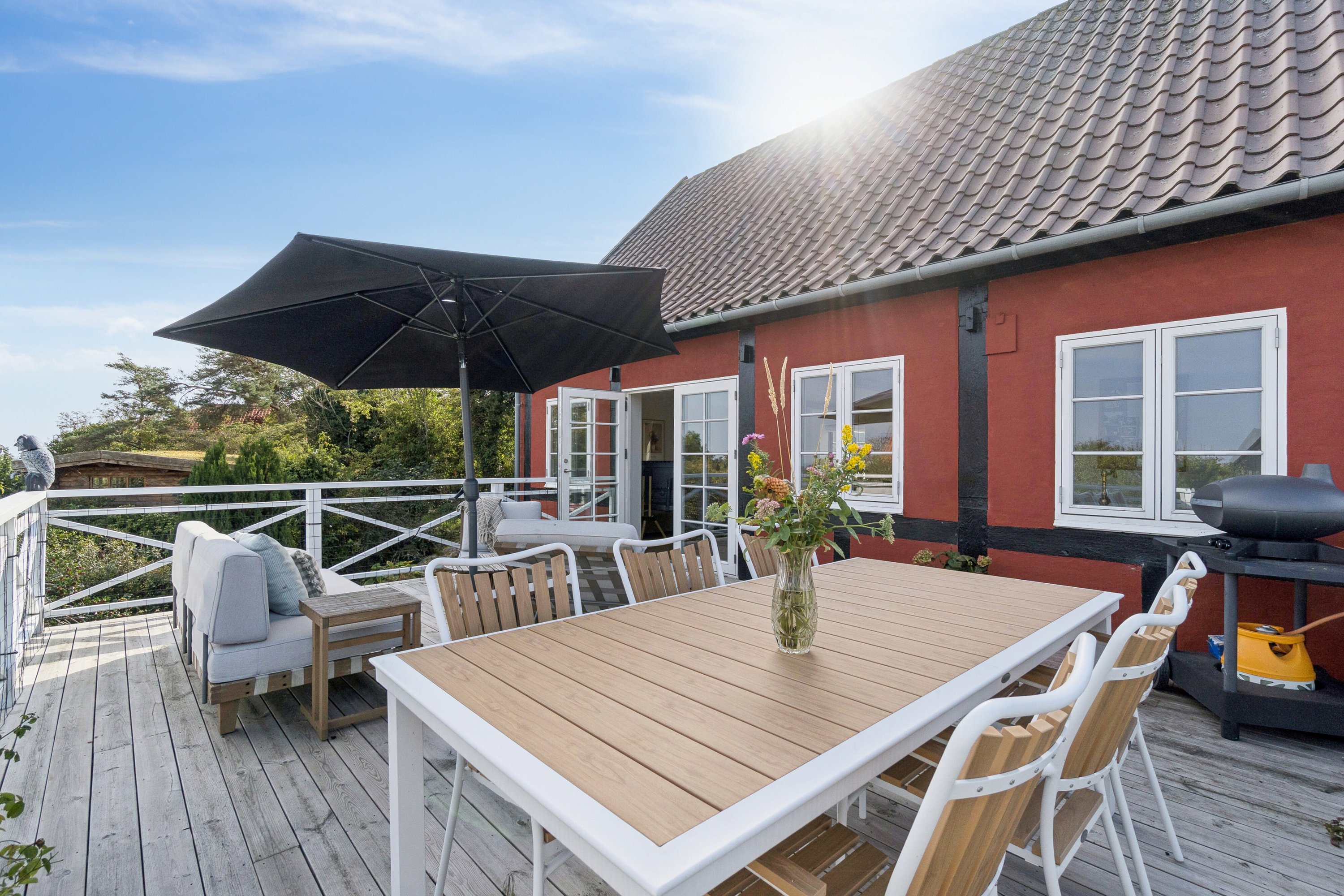 Fremhævet terrasse billede i fuldskærmstilstand. Billede af Melsted Langgade 56, 3760 Gudhjem