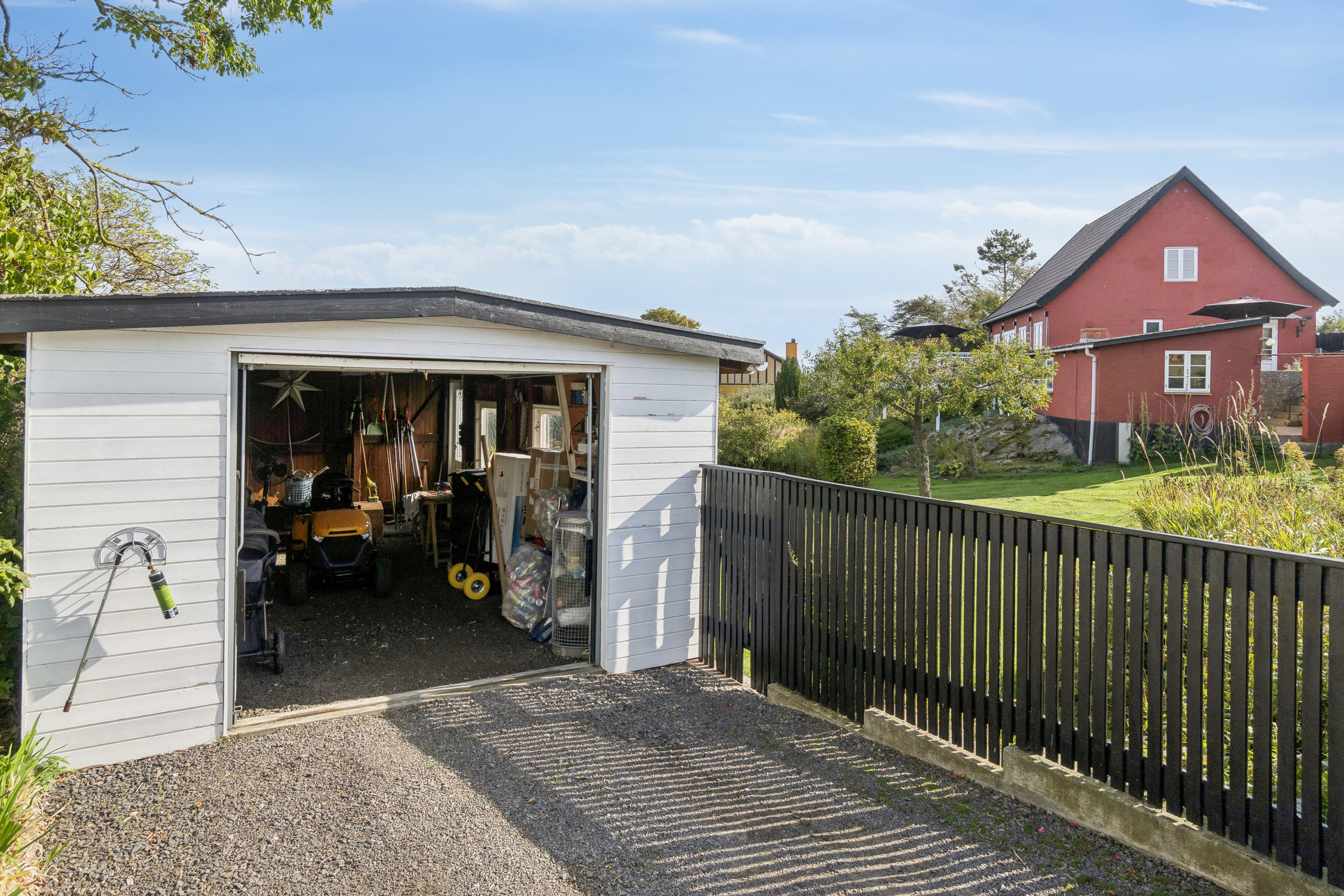 Fremhævet set fra haven billede i fuldskærmstilstand. Billede af Melsted Langgade 56, 3760 Gudhjem